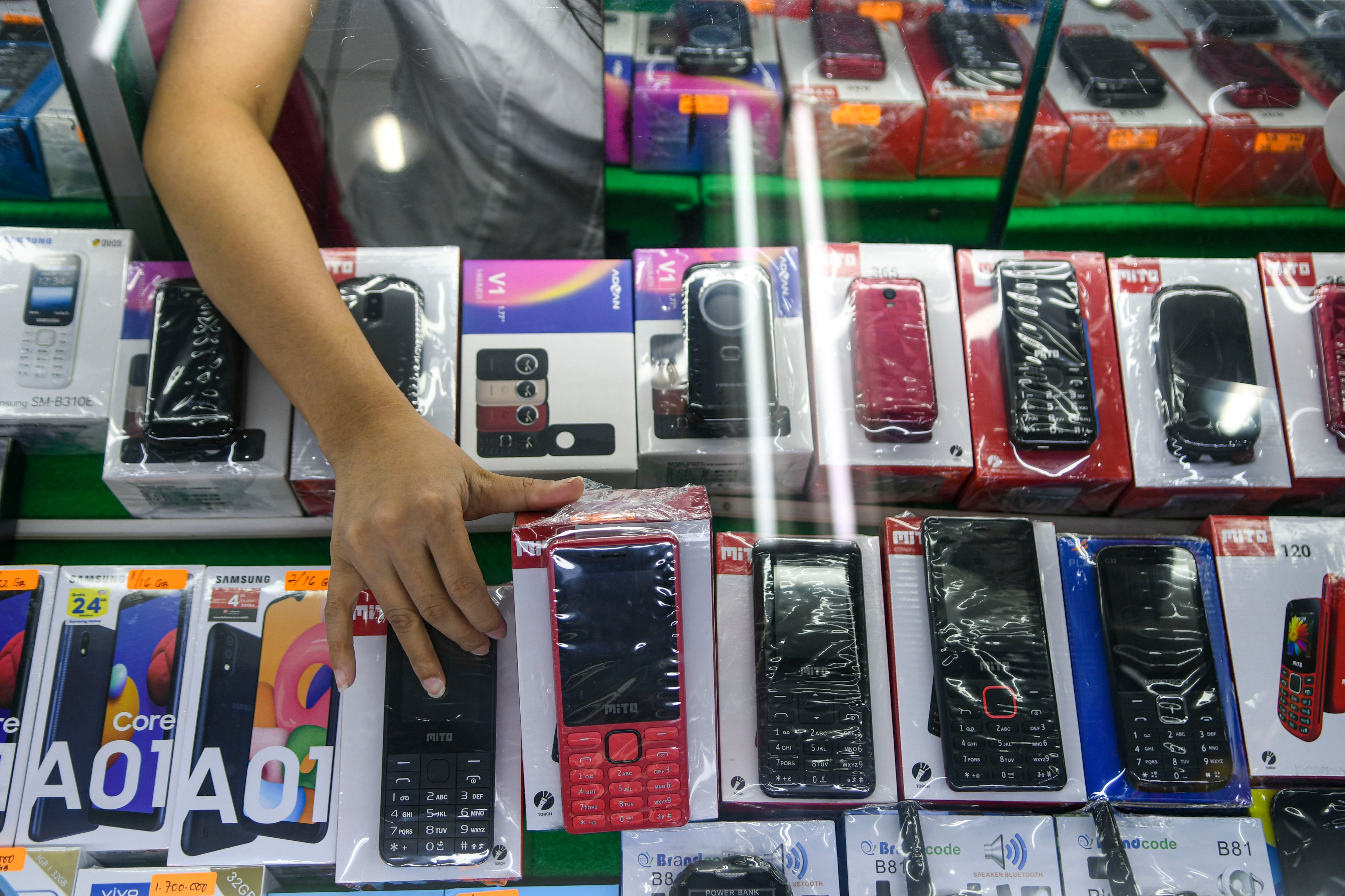  Pedagang mengambil salah satu ponsel di salah satu gerai di Jakarta, Kamis (20/8).