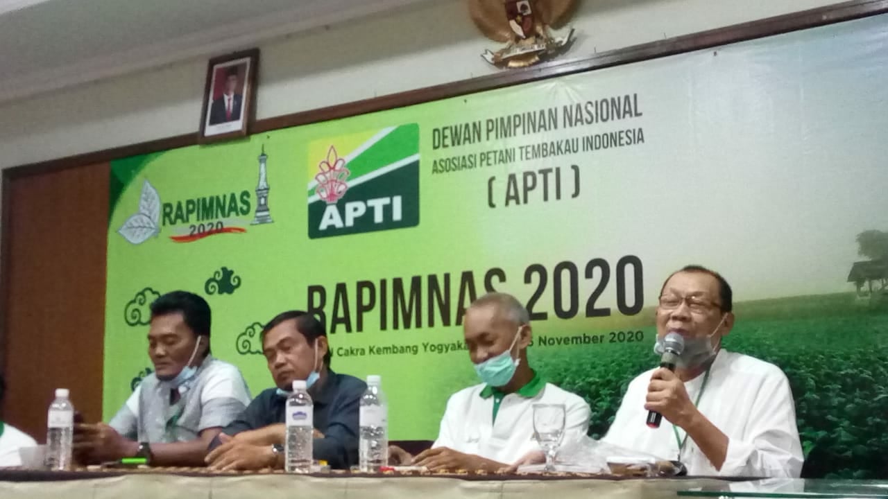 Ketua Umum APTI Soeseno (paling kanan) membahas encana kenaikan cukai hasil tembakau pada Rapimnas Asosiasi Petani Tembakau Indonesia.