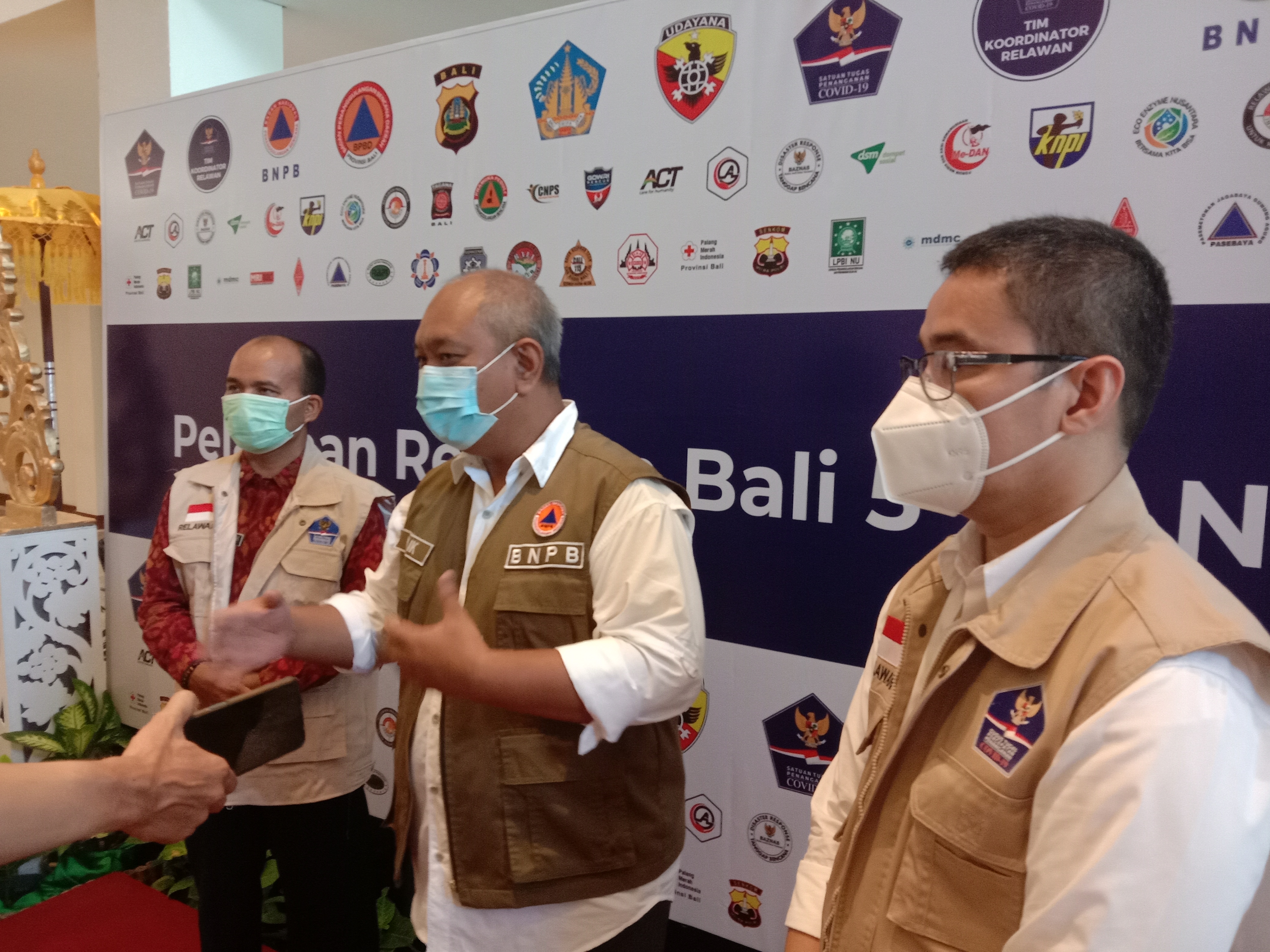 Deputi Bidang Pencegahan dan Kesiapsiagaan BNPB Lilik Kurniawan (tengah) saat membuka acara 1000 relawan penanggulangan Covid-19