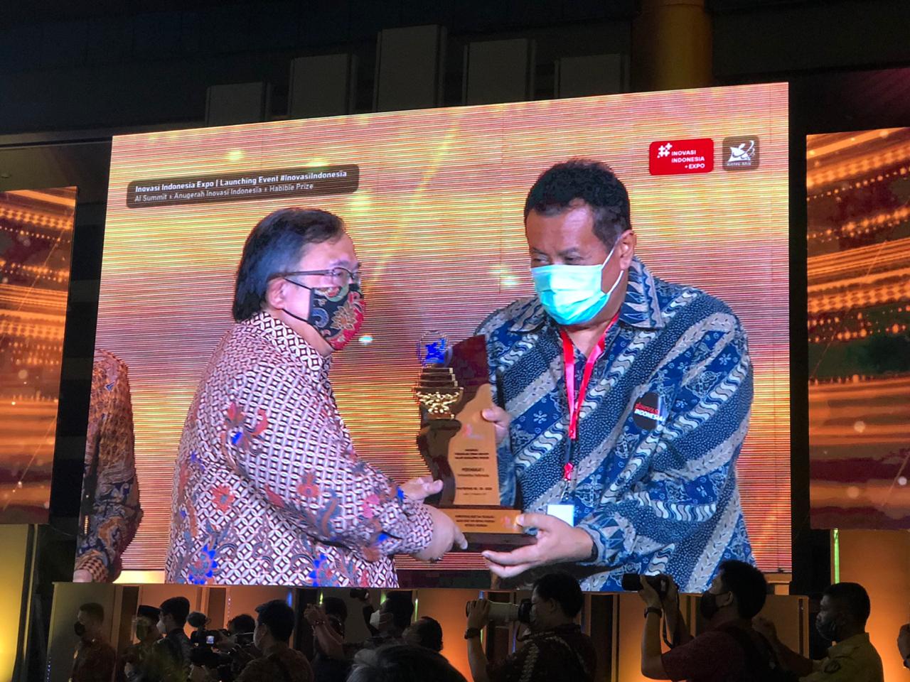 Rektor UI Ari Kuncoro, S.E, M. A, Ph.D, menerima penghargaan yang diserahkan Menteri Riset dan Teknologi/Kepala Badan Riset dan Inovasi Nasi