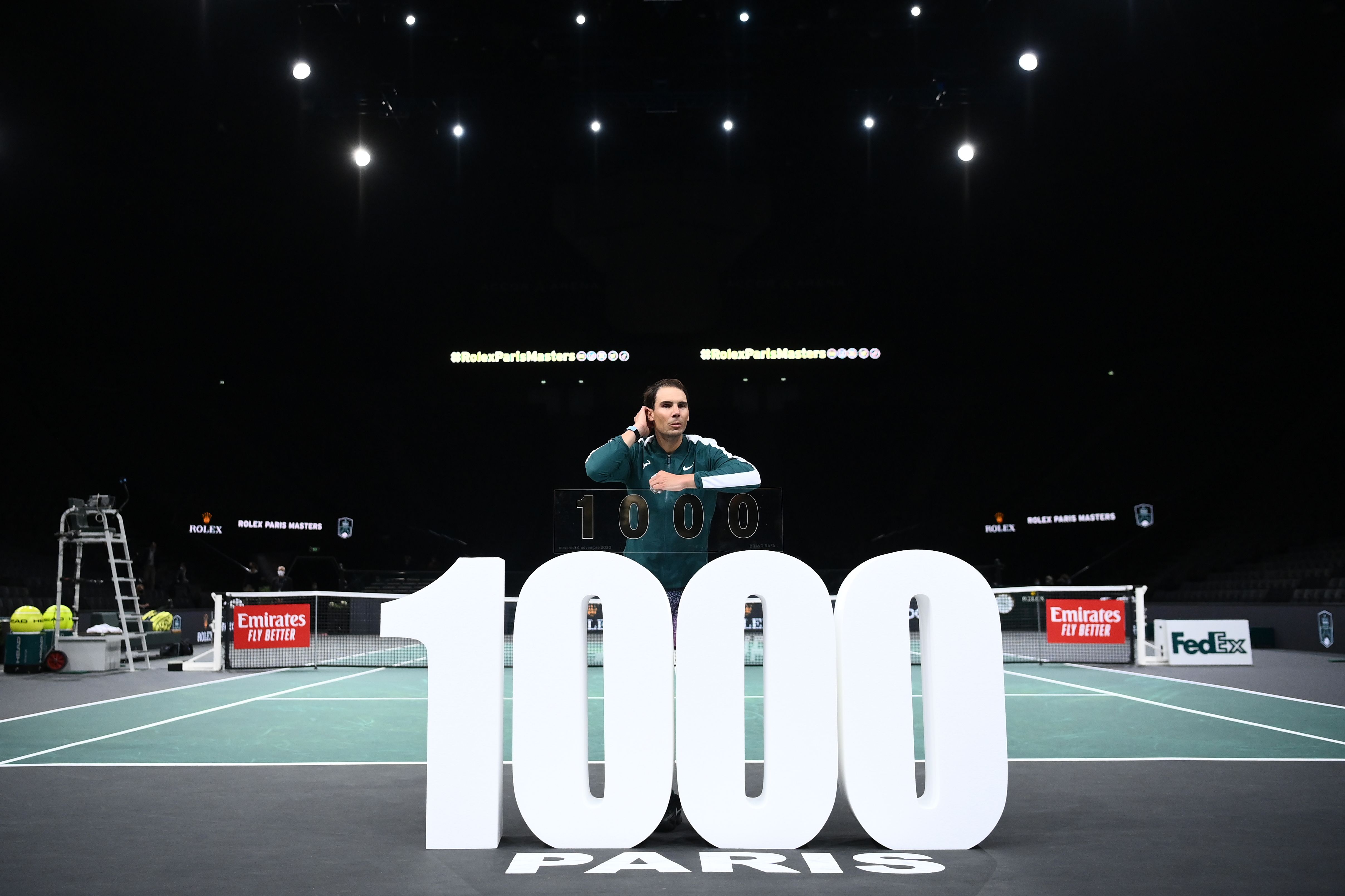 Petenis Spanyol Rafael Nadal berpose dengan piagam yang diterimanya setelah membukukan kemenangan ke-1.000 di ajang ATP.