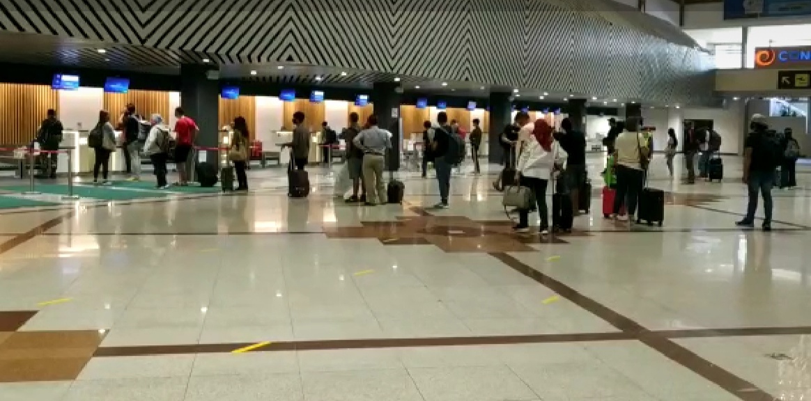 Antrian penumpang di Bandara Juanda, Surabaya, Jawa Timur