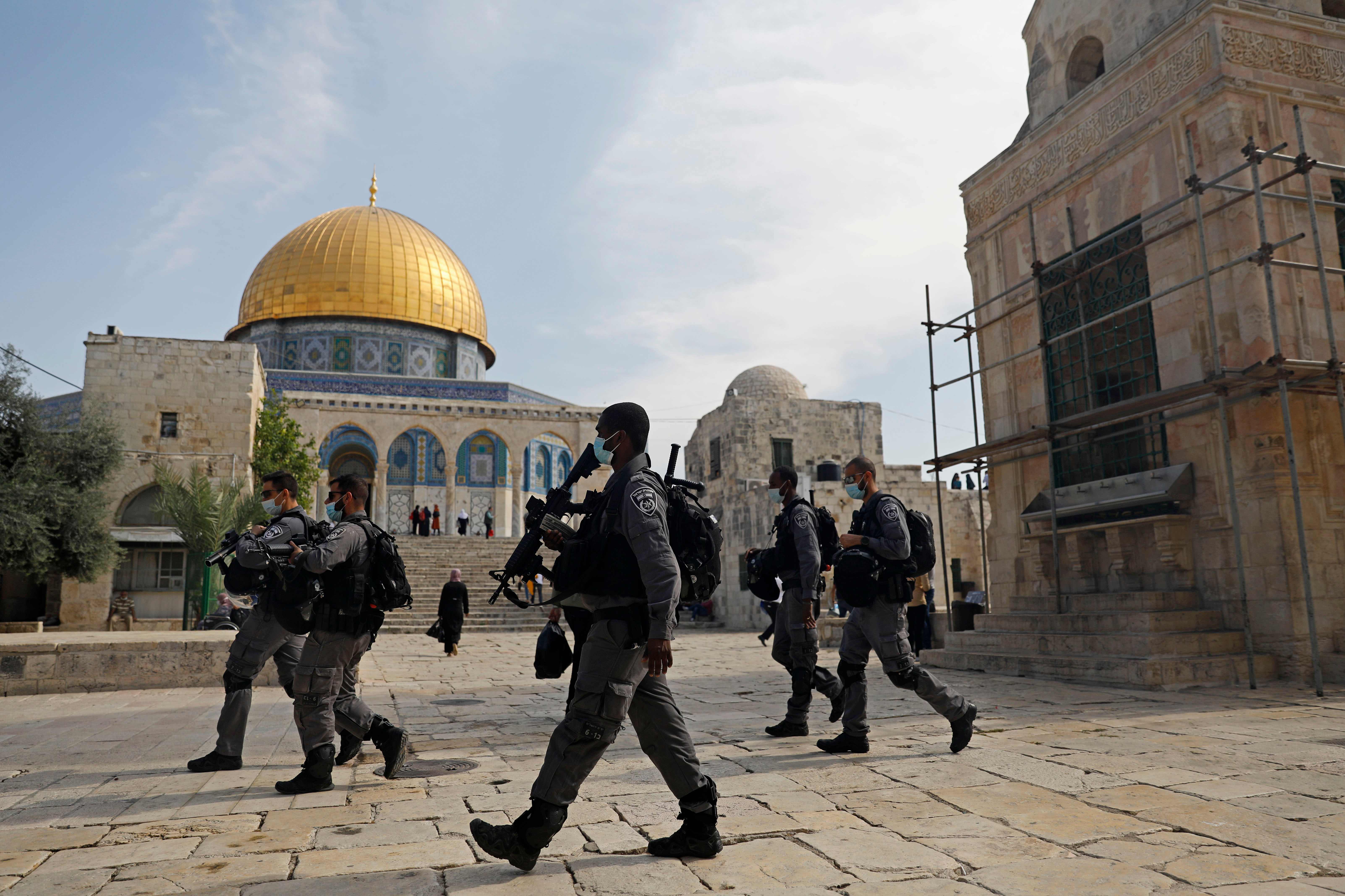 Ilustrasi--pasukan Israel berpatroli di sekitar Masjid Al-Aqsa di Jerusalem.