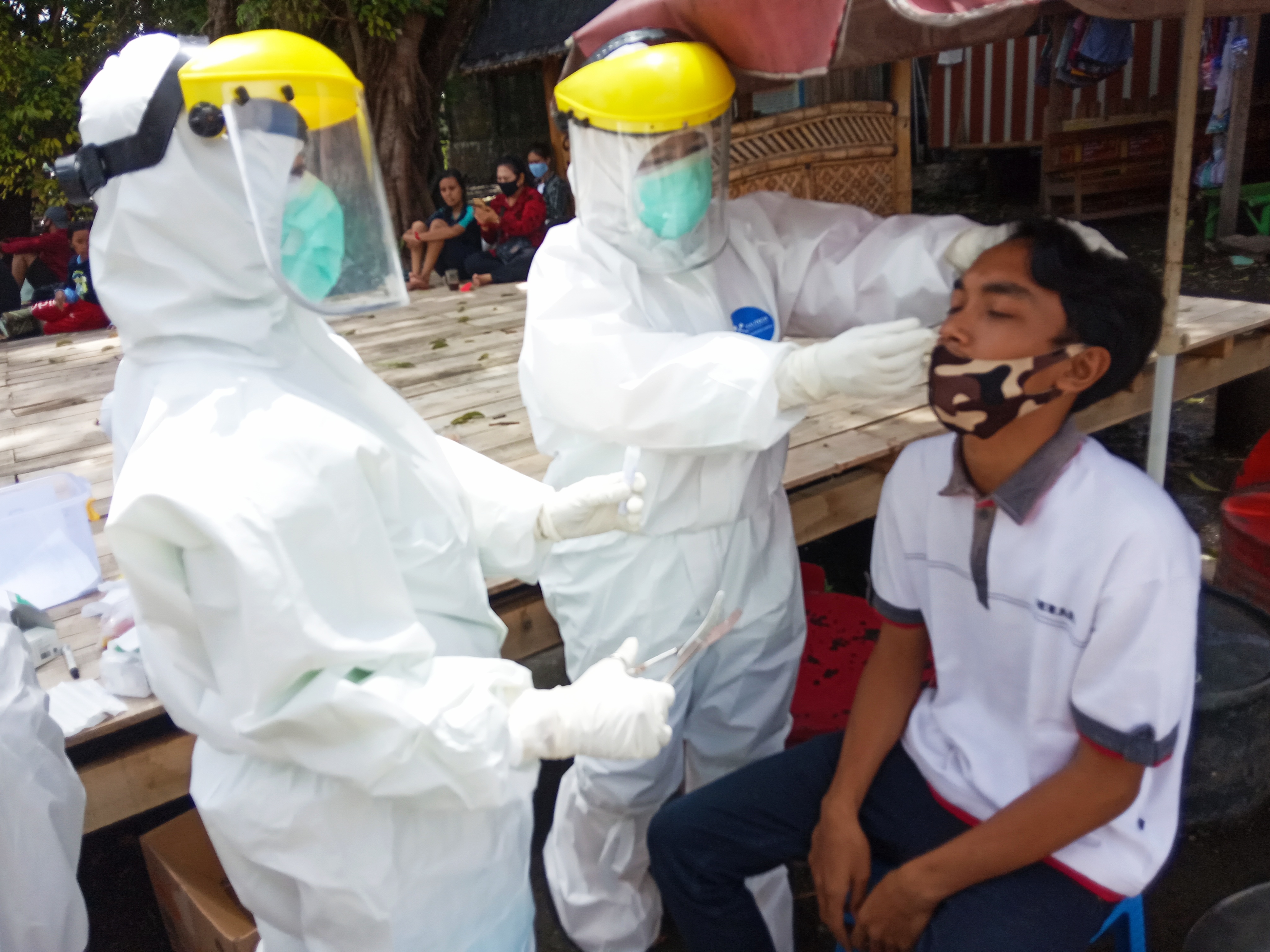 Petugas melakukan swab test terhadap pengunjung obyek wisata di Klaten.