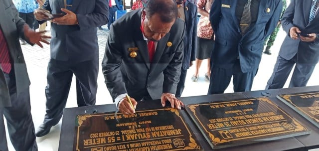 Bupati Tambrauw Gabriel Asem menandatangani prasasti