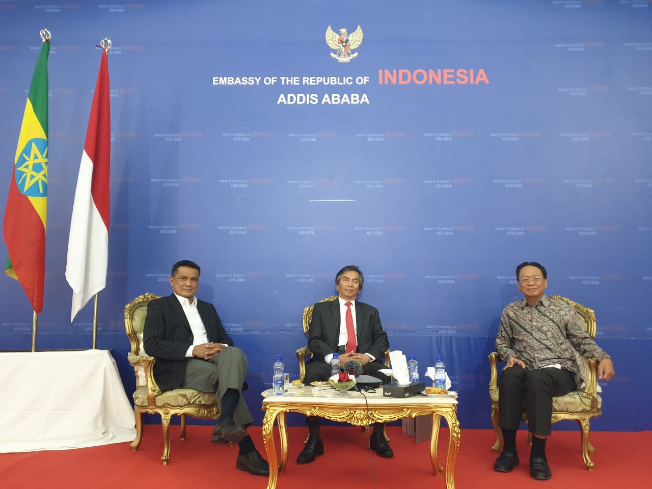 Duta Besar RI untuk Ethiopia, Djibouti, dan Uni Afrika Al-Busyra Basnur (tengah)