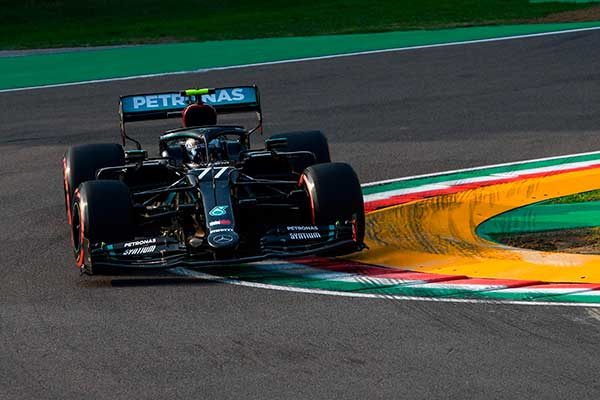 Pembalap Mercedes asal Finlandia, Valtteri Bottas, memacu kendaraannya di Sirkuit Enzo de Dino Ferrari, Italia, kemarin.