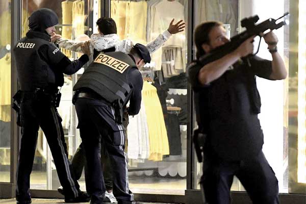 Polisi memeriksa seseorang di Mariahilferstrasse, Wina, Austria 