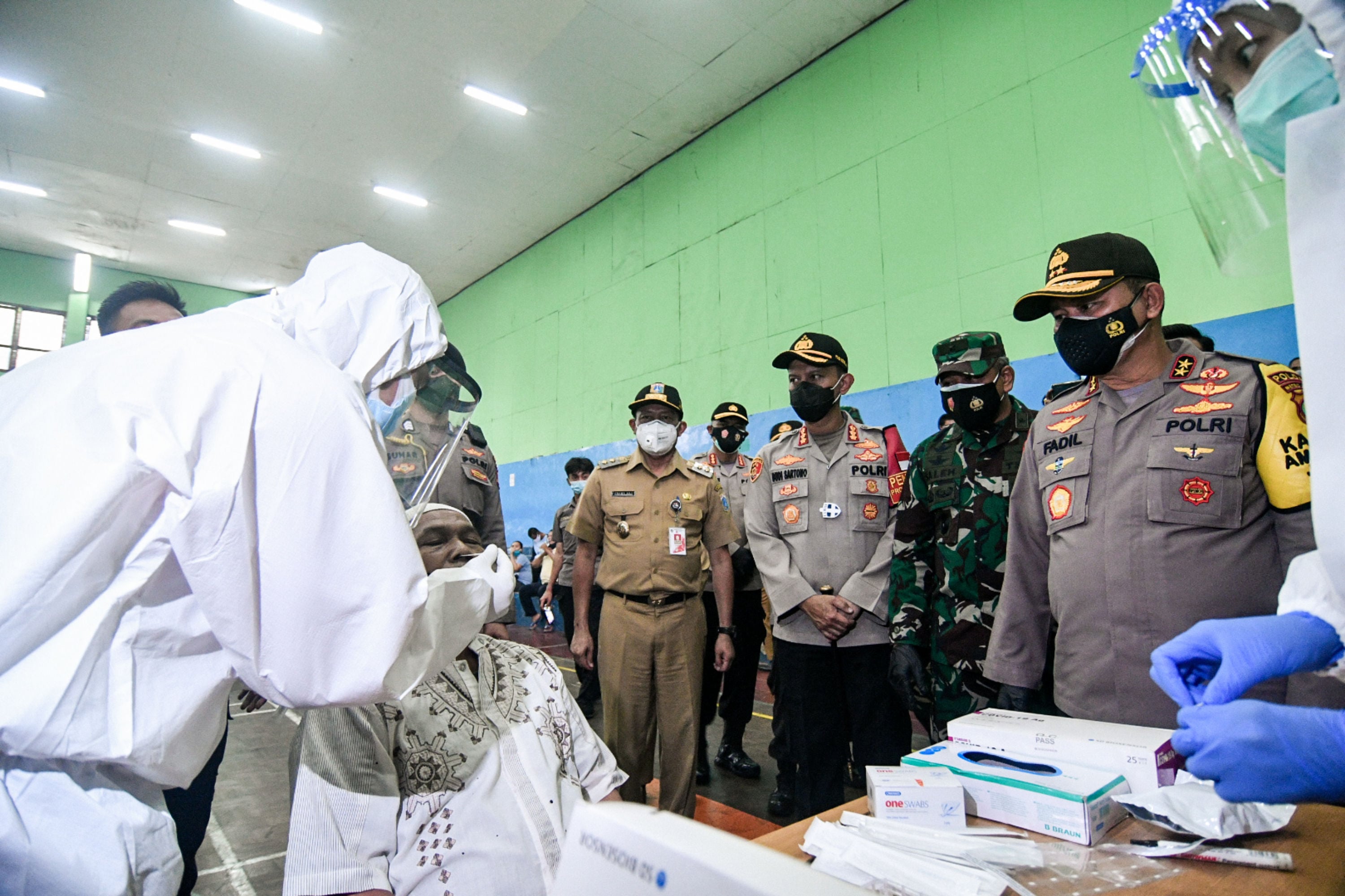 Kapolda Metro Jaya Irjen Mohammad Fadil Imran saat meninjau kegiatan rapid test yang diselenggarakan Polres Jakarta Selatan 