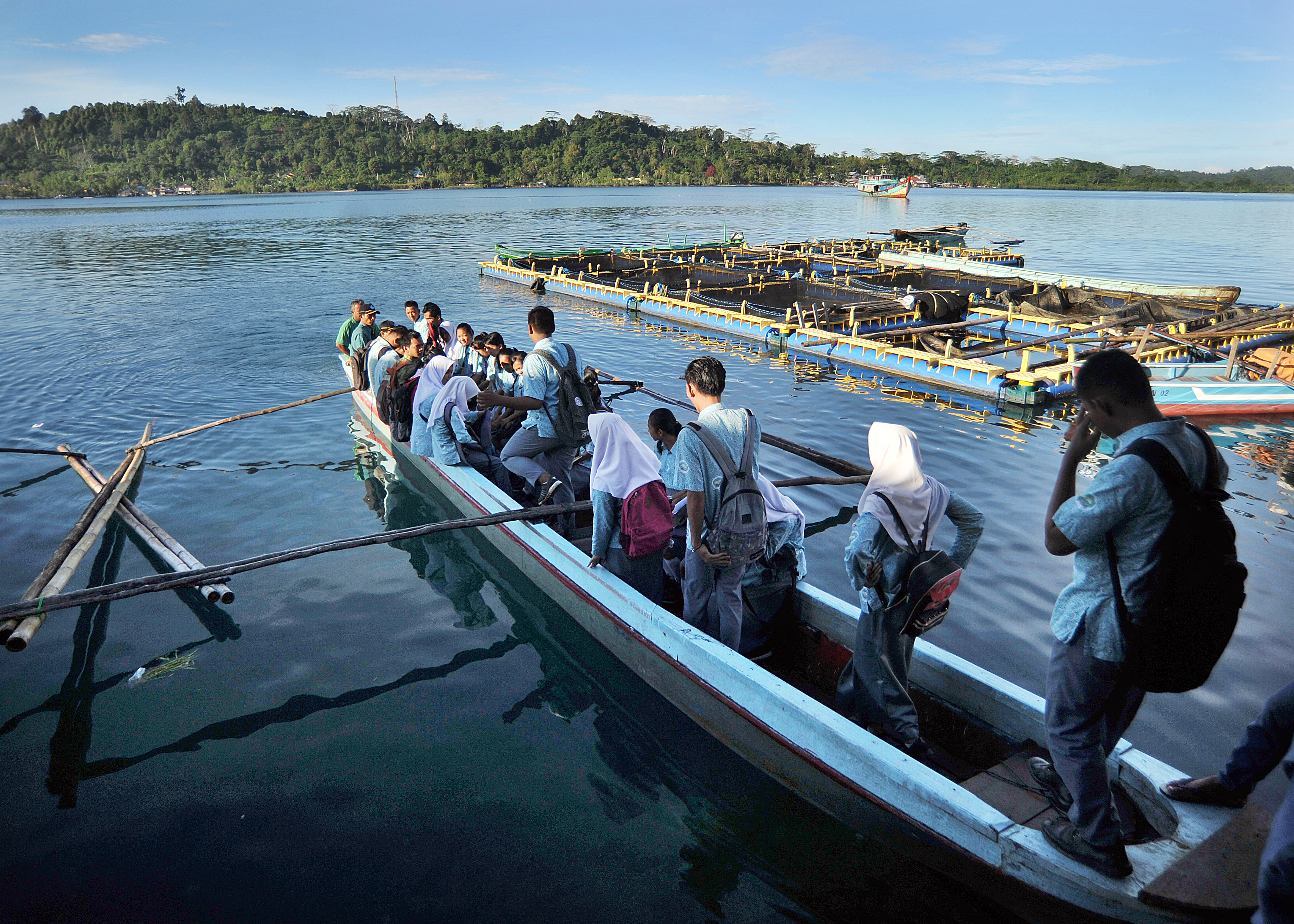 Pelajar memenuhi perahu motor saat berangkat sekolah dari Sikakap, Pulau Pagai Utara, Kepulauan Mentawai, Sumatra Barat, Kamis (24/5/2018)