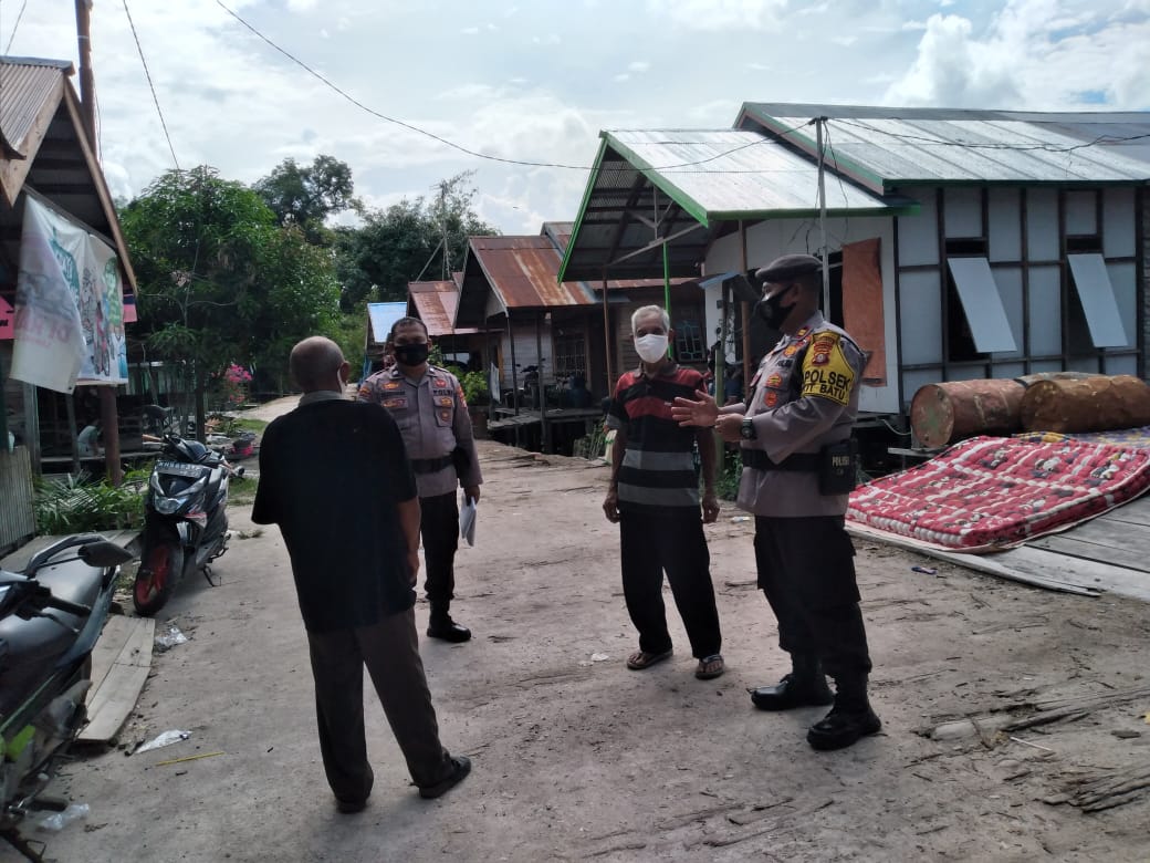 Kapolsek Bukit Batu Palangkaraya Iptu Muludin saat menemui tokoh masyarakat tetap menerapkan prokes dalam beraktivitas.