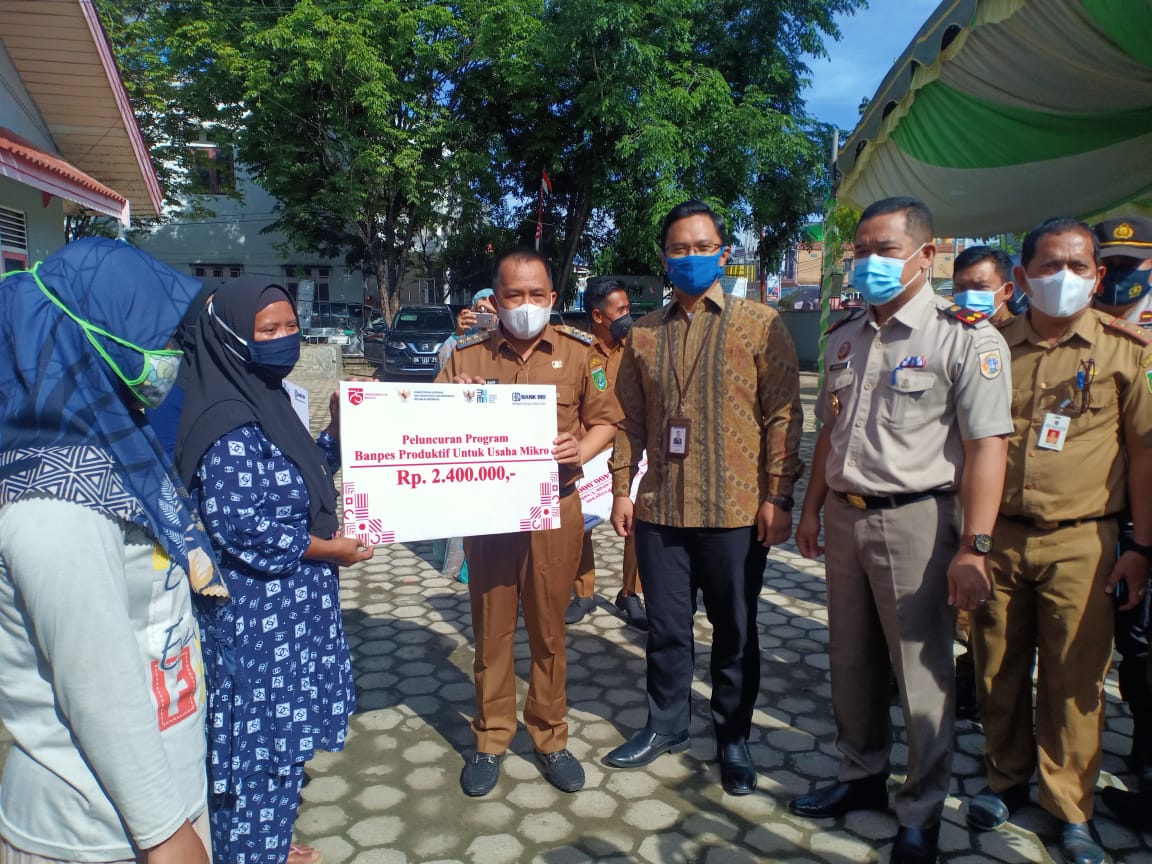 Bupati Tanah Bumbu Sudian Noor saat memberikan bantuan kepada pelaku usaha kecil dan mikro di Tanah Bumbu. 