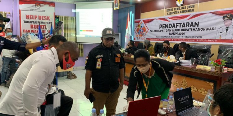 Paslon Hermus Indouw dan Edy Budoyo (HEBO) saat mendaftar di KPU Kabupaten Manokwari beberapa waktu lalu.