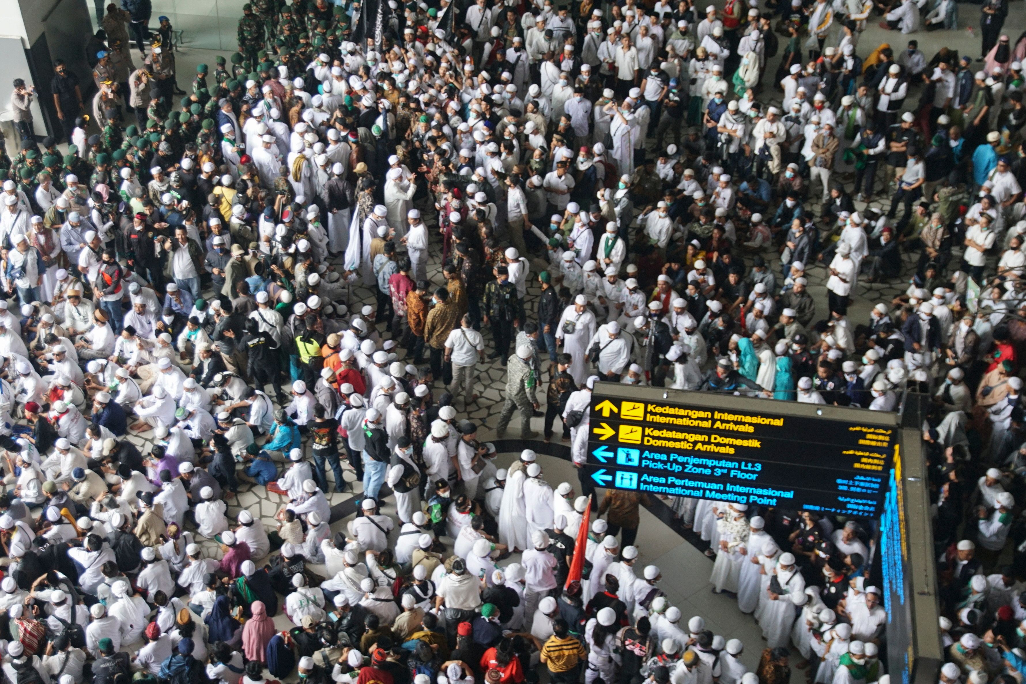 Pendukung Rizieq Shihab memadati Terminal 3 Bandara Soekarno-Hatta.
