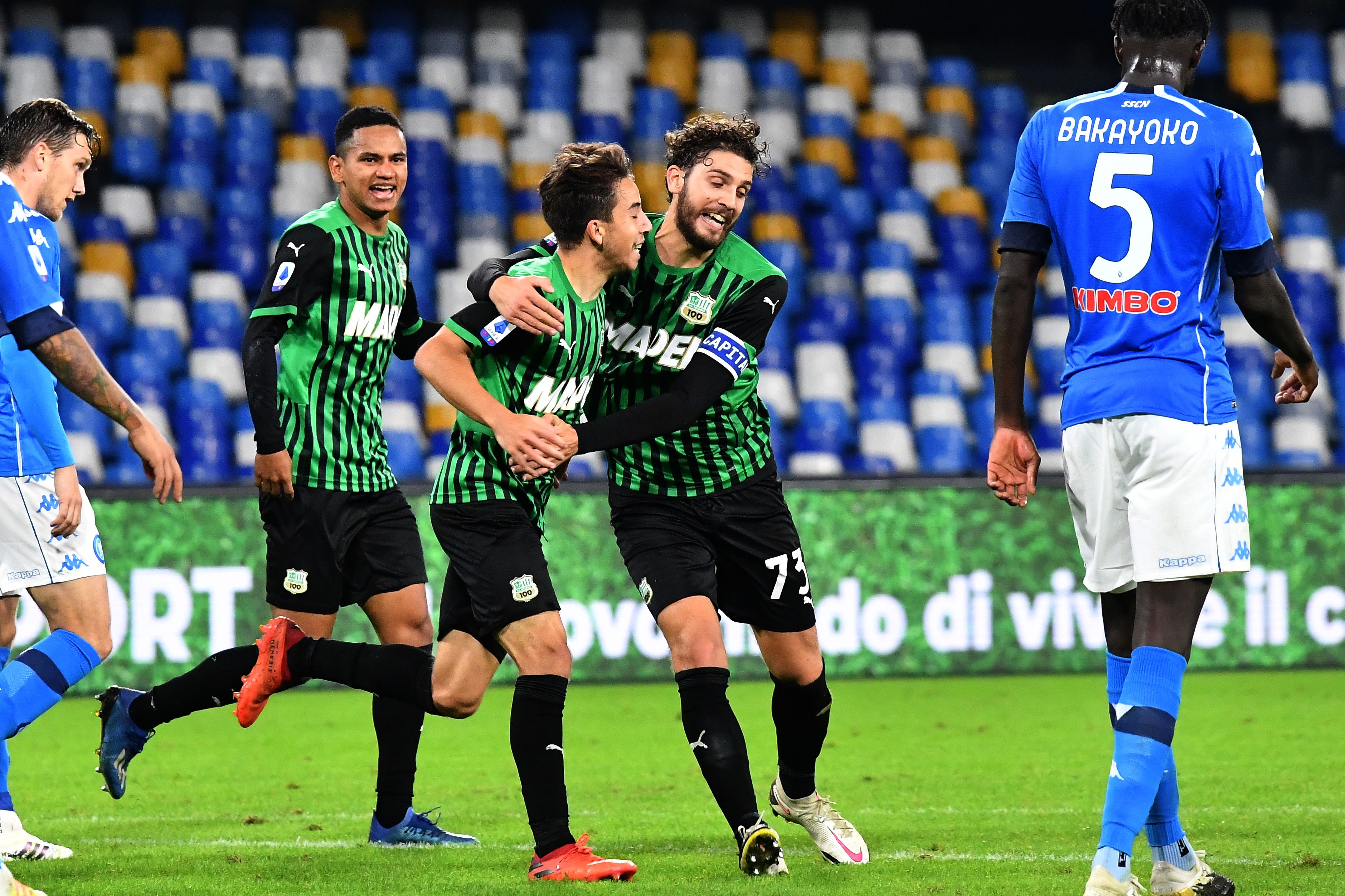 Gelandang Sassuolo Maxime Lopez (tengah) melakukan selebrasi usai mencetak gol ke gawang Napoli dalam laga Serie A.