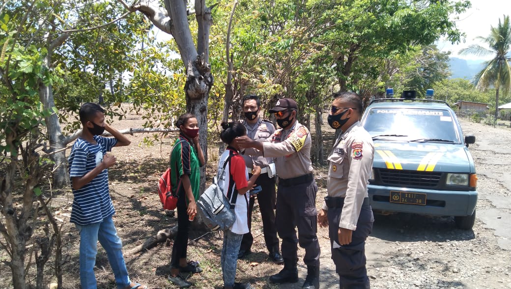 Polisi membagikan masker kepada warga di Kecamatan Kewapante, Kabupaten Sikka, NTT.