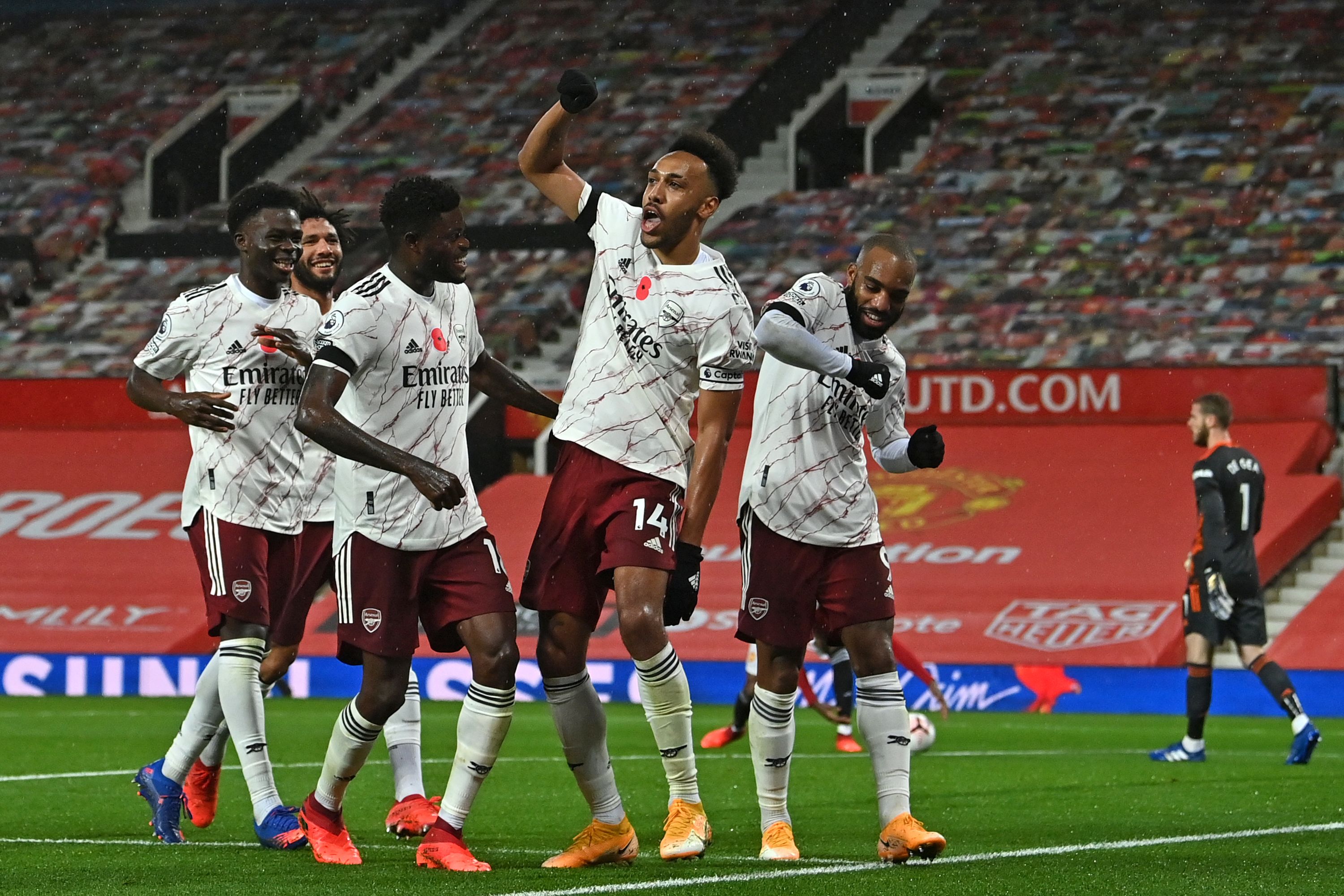 Penyerang Arsenal Pierre-Emerick Aubameyang melakukan selebrasi usai mencetak gol ke gawang Manchester United di laga Liga Primer Inggris.