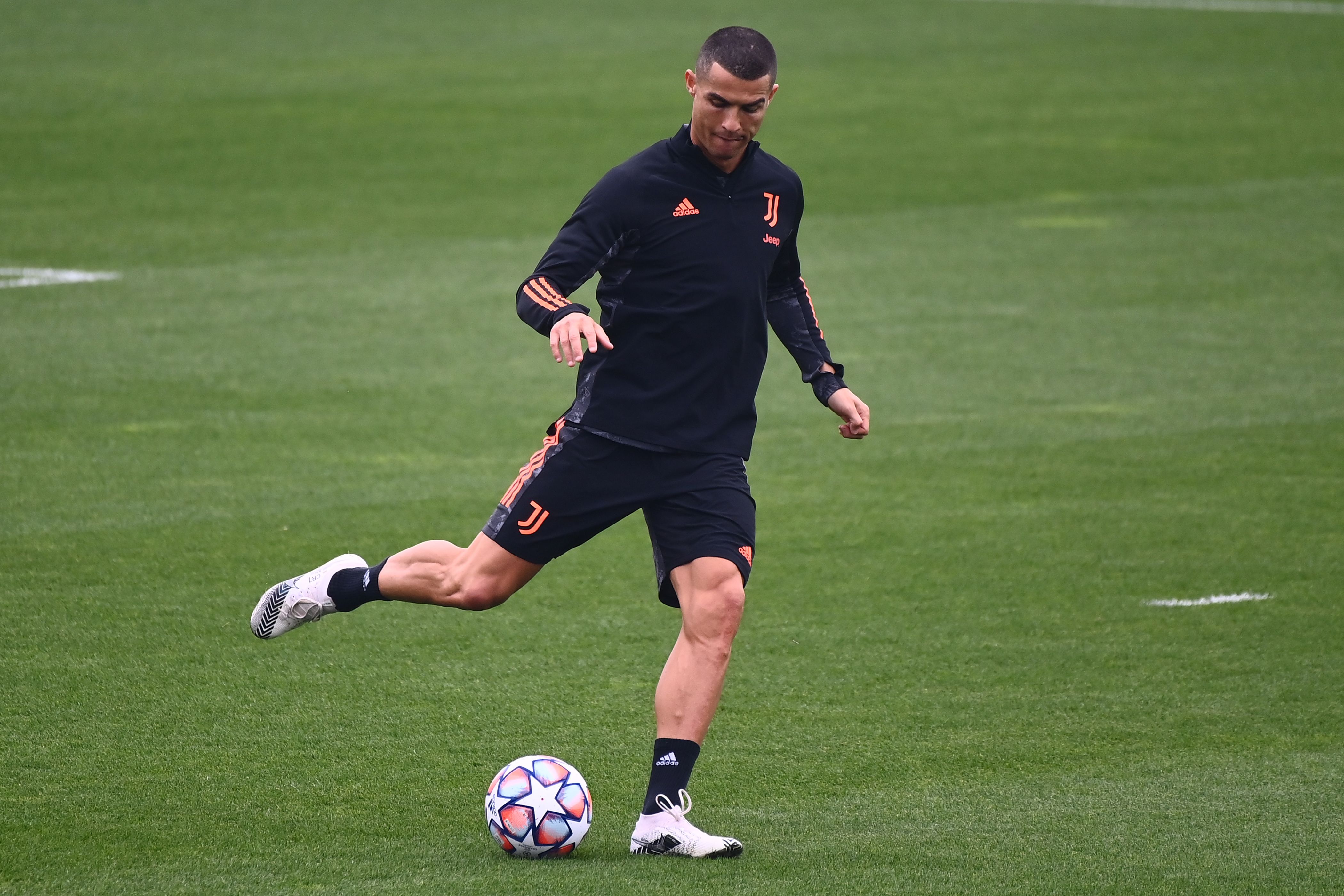 Bintang Juventus Cristiano Ronaldo ambil bagian dalam latihan menjelang laga Liga Champions melawan Ferencvaros.