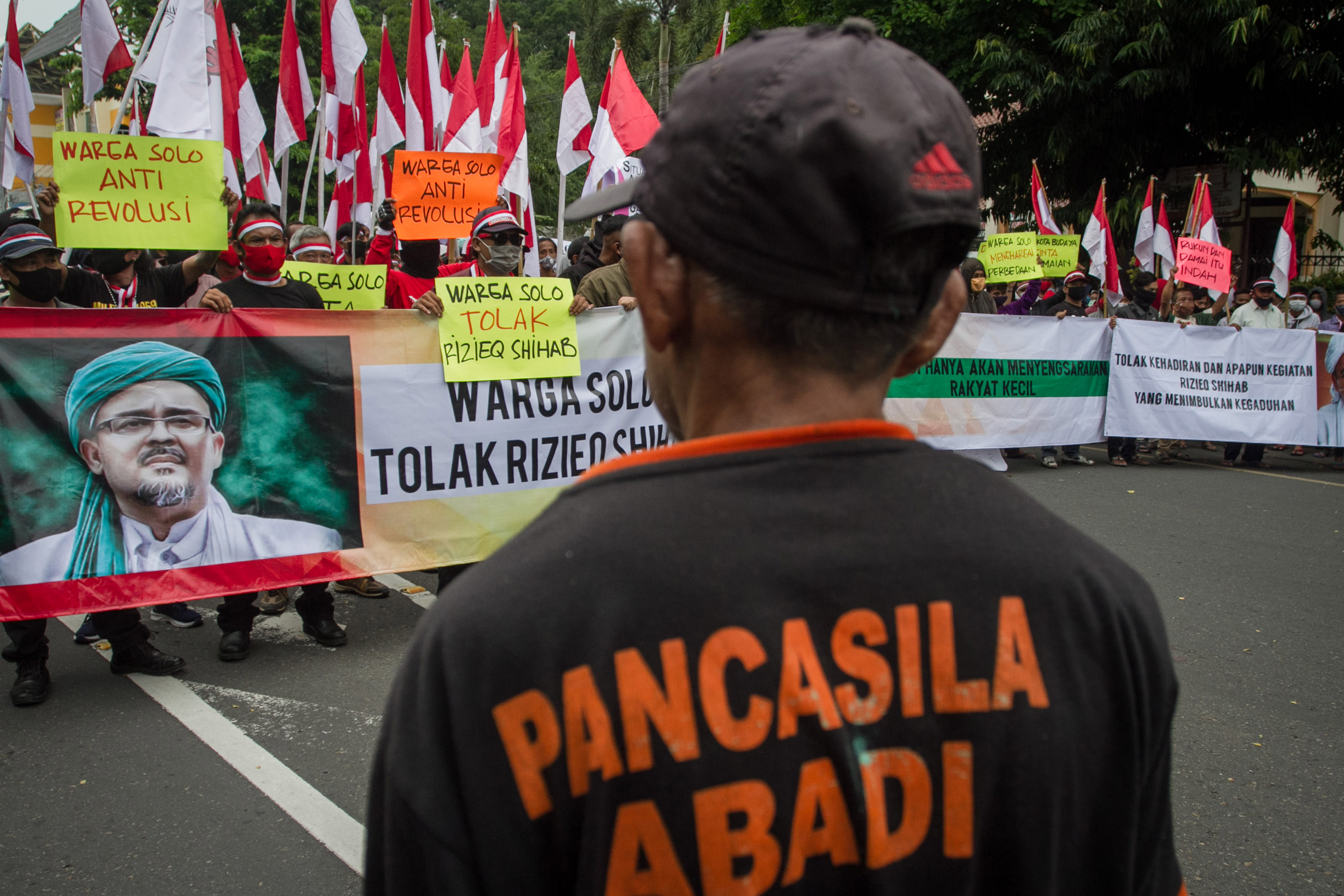 Aksi protes dari massa yang tergabung dalam Aliansi Warga Kota Solo Menolak Rizieq Shihab.