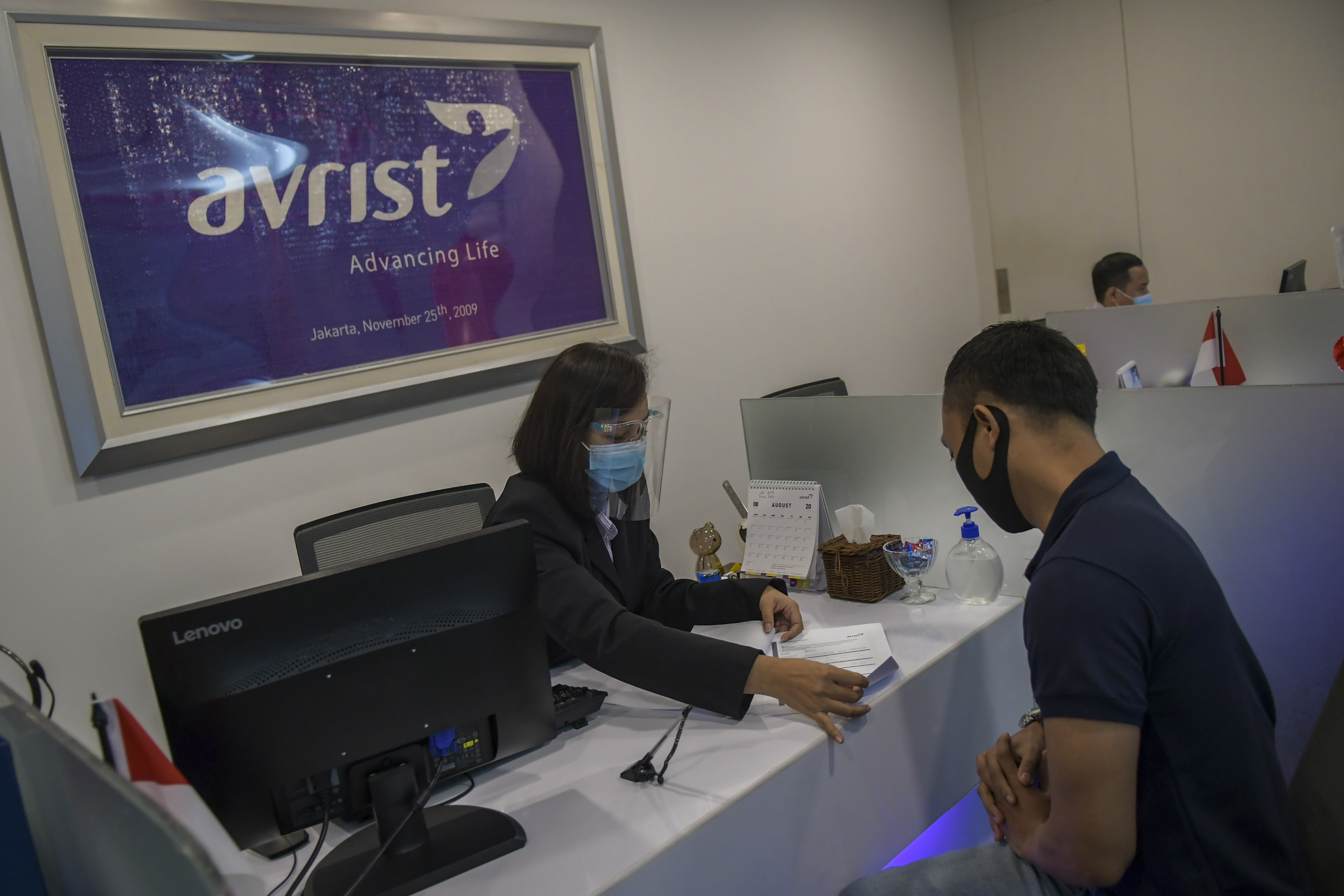  Petugas asuransi melayani nasabah di Kantor Avrist Assurance, Jakarta, Senin (24/8/2020). 