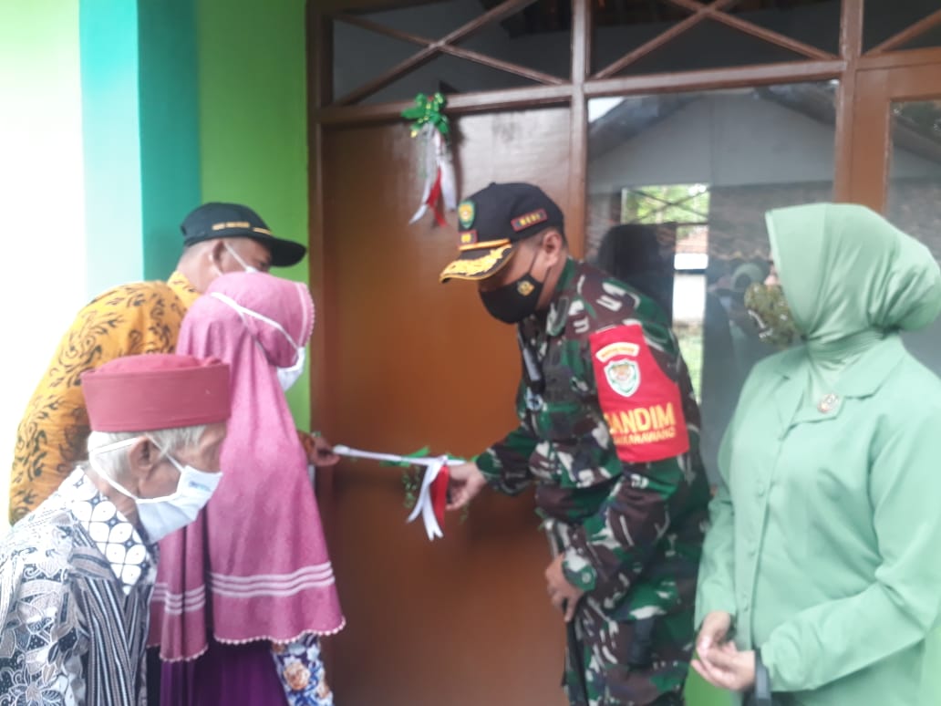 Dandim 0604 Letkol Inf Medi Hariyo Wibowo Meresmikan Rumah Layak Huni (Rulahu) di Desa Tegallega Kecamatan Ciampea, Karawang.