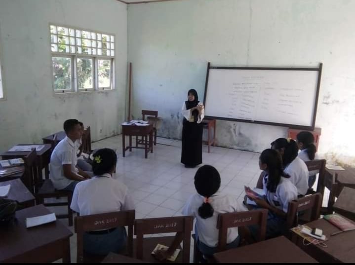  Zuhria Sambiki, Guru SMA Negeri 10 Kabupaten Halmahera Utara, saat melakukan belajar mengajar, Selasa (24/11).