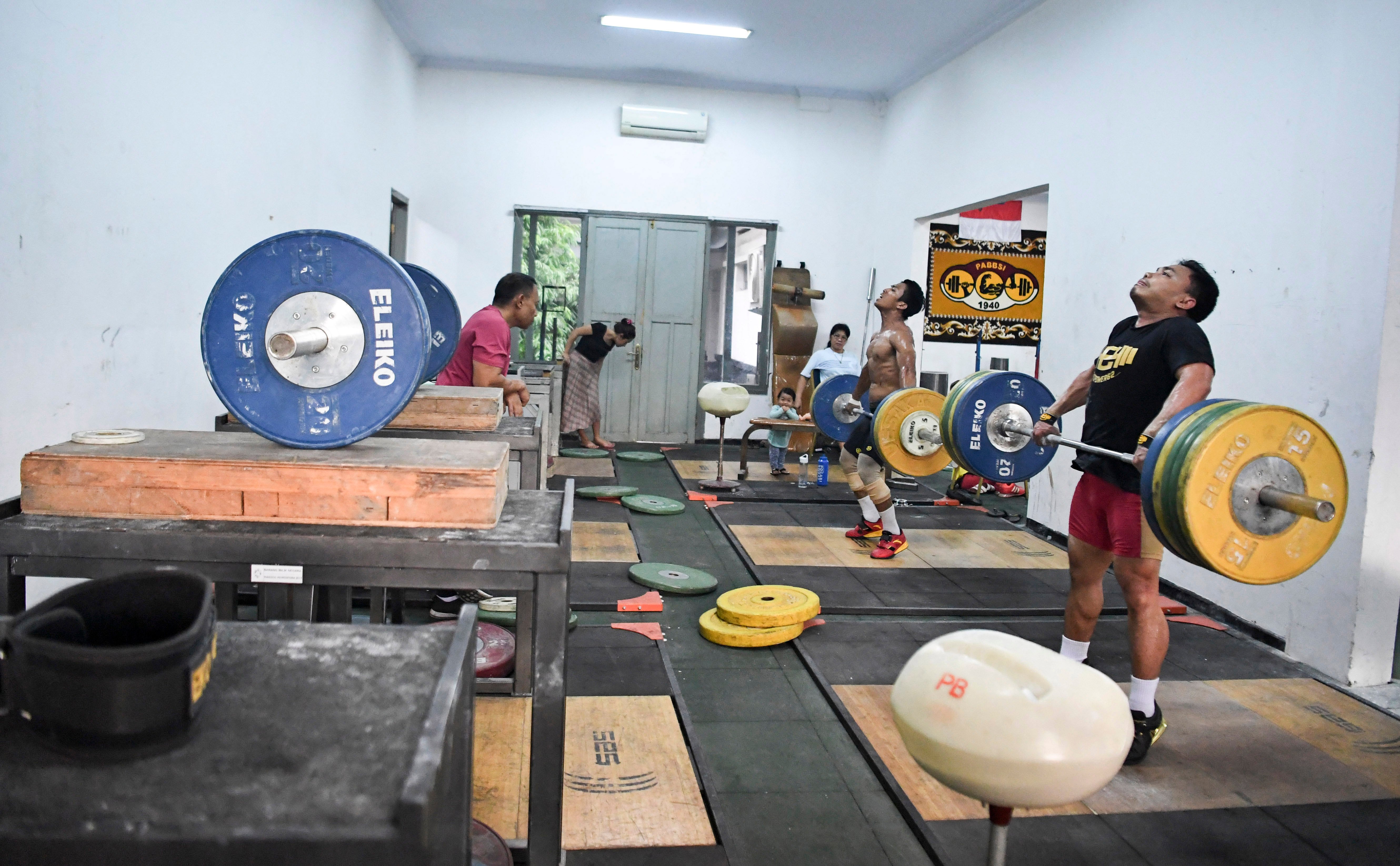 Lifter Indonesia sedang berlatih