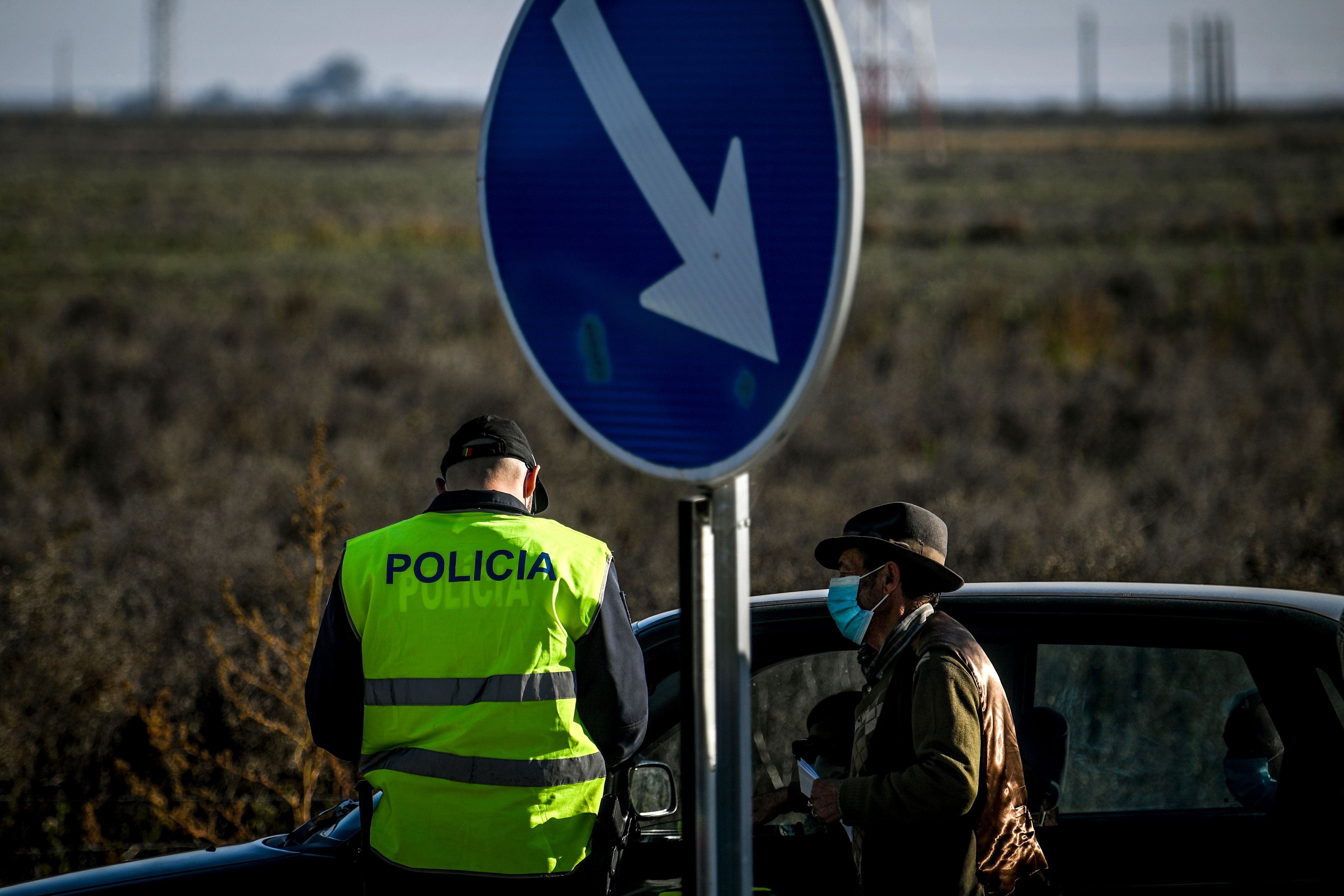 Polisi memeriksa pengendara mobil di pos pemeriksaan di Vila Franca de Xira, Lisabon, saat perjalanan antarwilayah dilarang pada akhir pekan