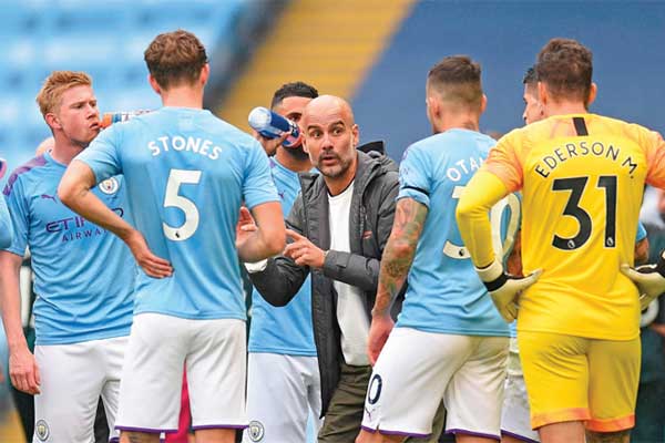 Pelatih Manchester City Pep Guardiola (tengah) sedang memberikan arahan ke skuadnya