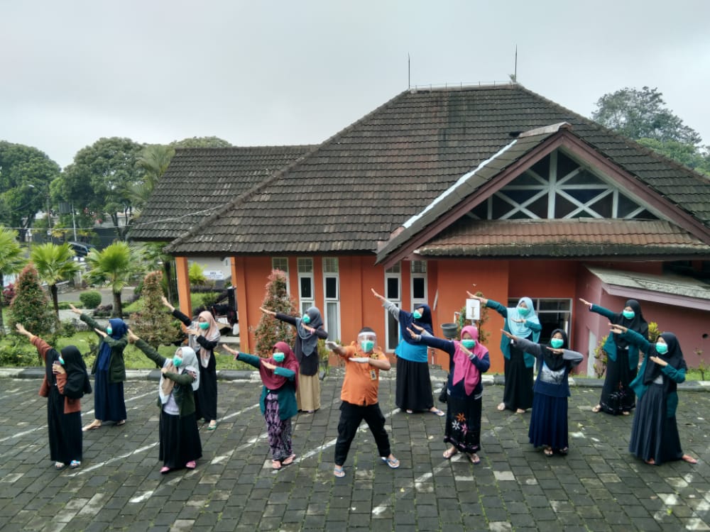 Aktivitas santri dan petugas ketika berada di rumah karantina