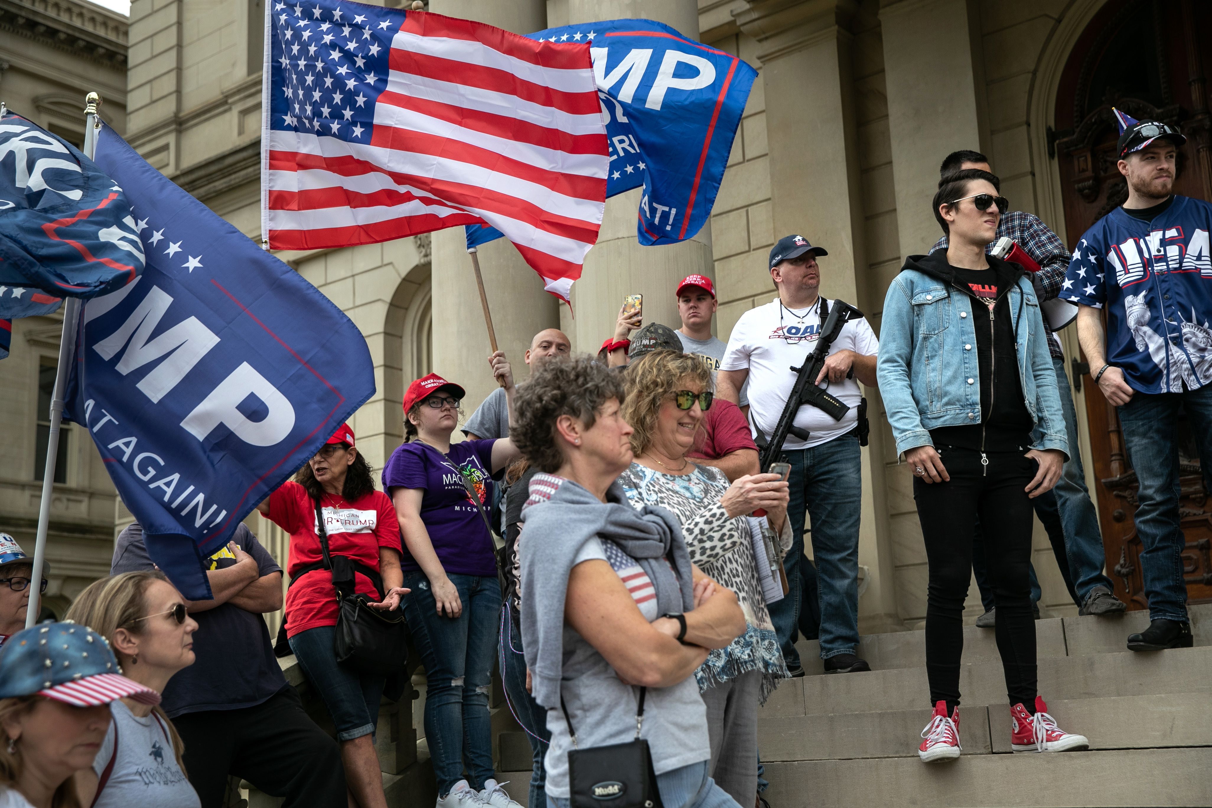 Pendukung petahana Donald Trump melakukan demonstrasi di depan gedung pemerintahan Negara Bagian Michigan.