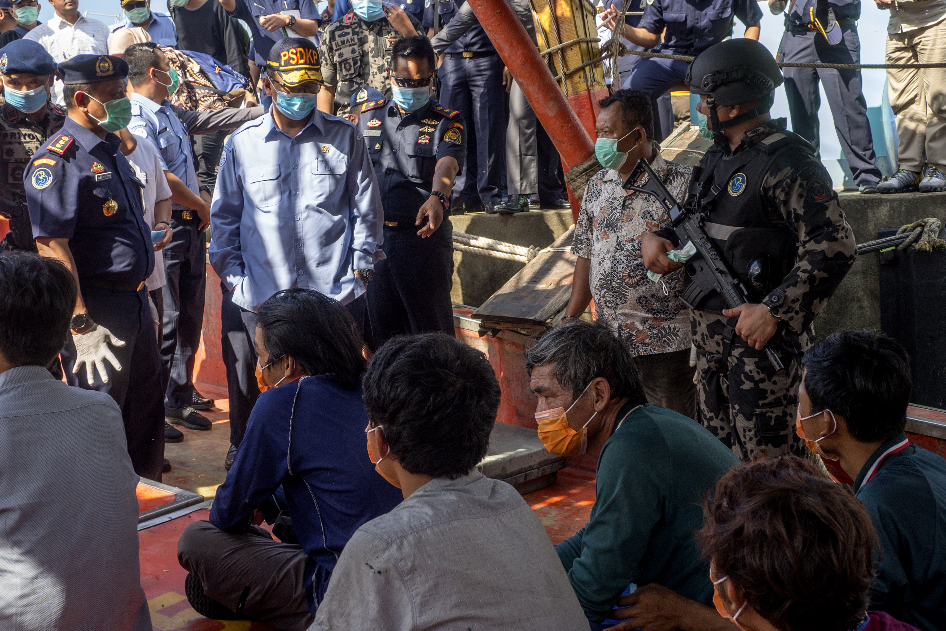  Menteri Kelautan dan Perikanan Edhy Prabowo (tengah) meninjau kapal yang diamankan Direktorat PSDKP