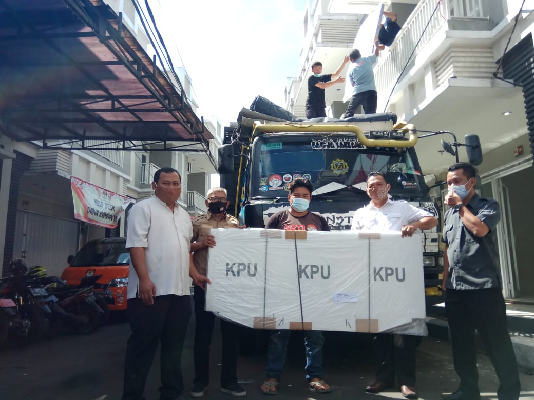 Komisi Pemilihan Umum (KPU) Kabupaten Tasikmalaya menerima kebutuhan logistik jelang pemungutan suara pada 9 Desember 2020.