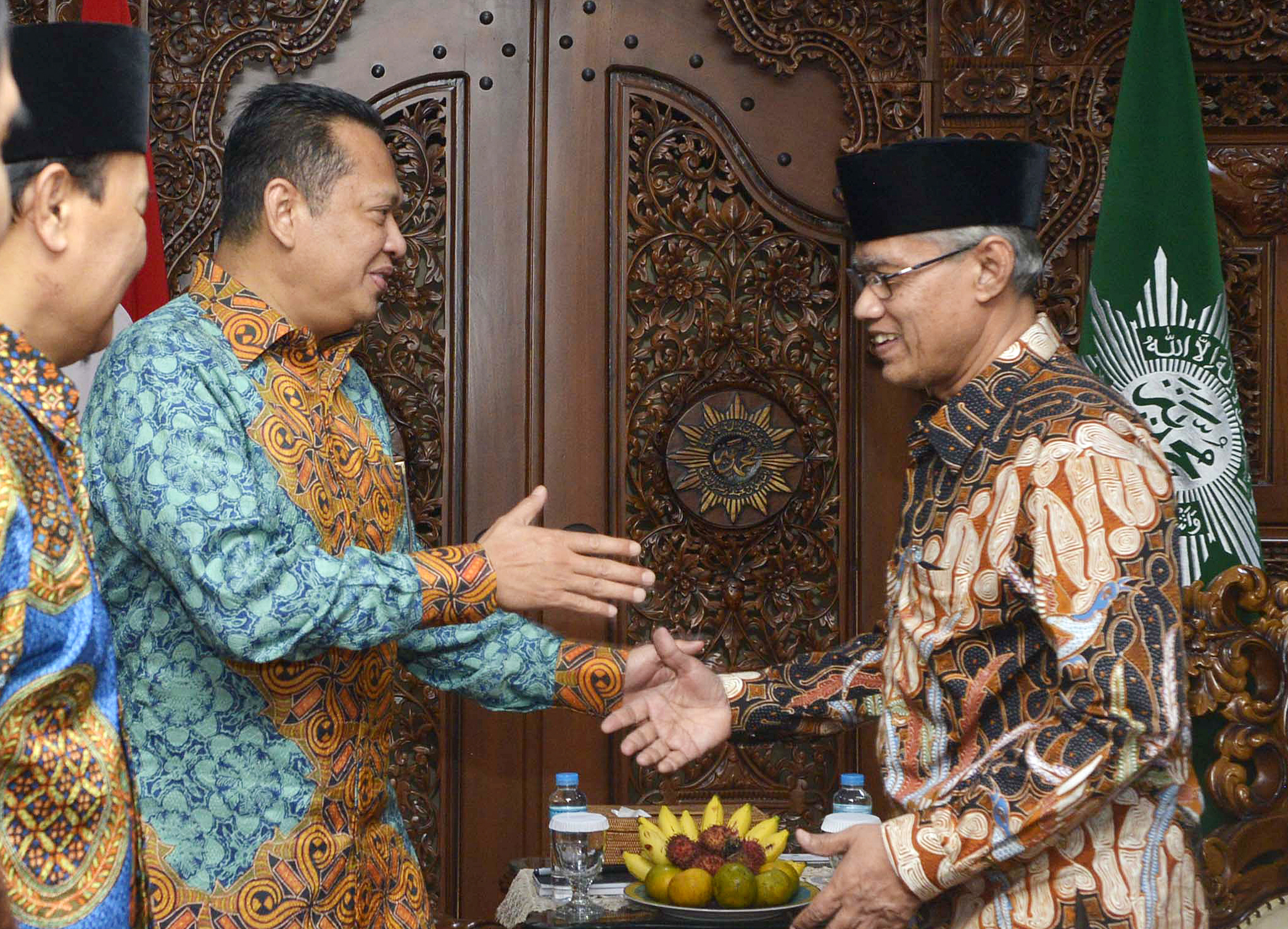 Ketua Umum PP Muhammadiyah Haedar Nashir (kanan) di Gedung Pusat Dewan Dakwah Muhammadiyah, Menteng, 17-12-2019. 