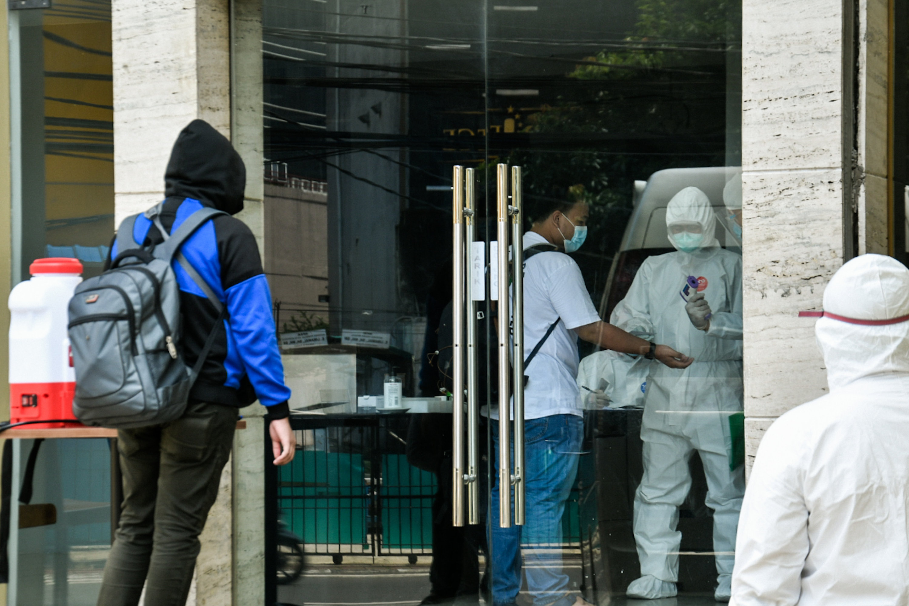 Pasien OTG melakukan isolasi mandiri di beberapa hotel di Jakarta