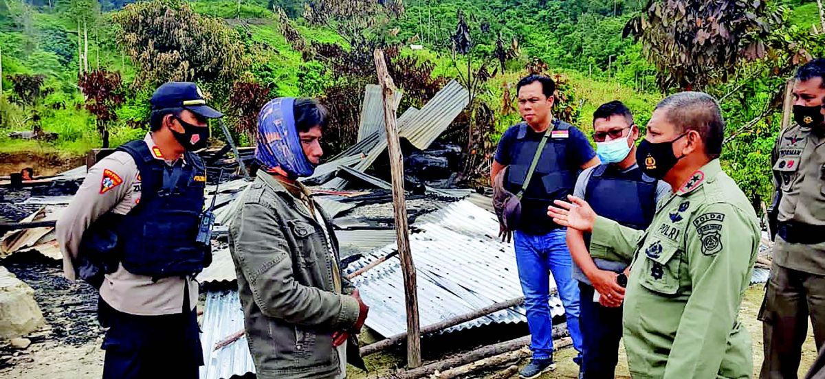 Polisi mencari informasi kepada warga saat mendatangi lokasi pembunuhan dan pembakaran rumah  di Kabupaten Sigi, Sulawesi Tengah.