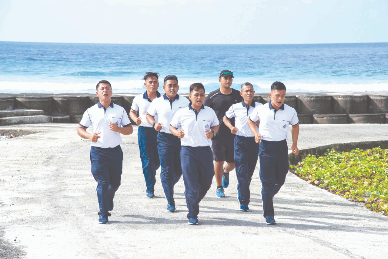 Anggota Pos TNI Angkatan Laut (PosAL) Miangas ketika melakukan olahraga rutin di Miangas.