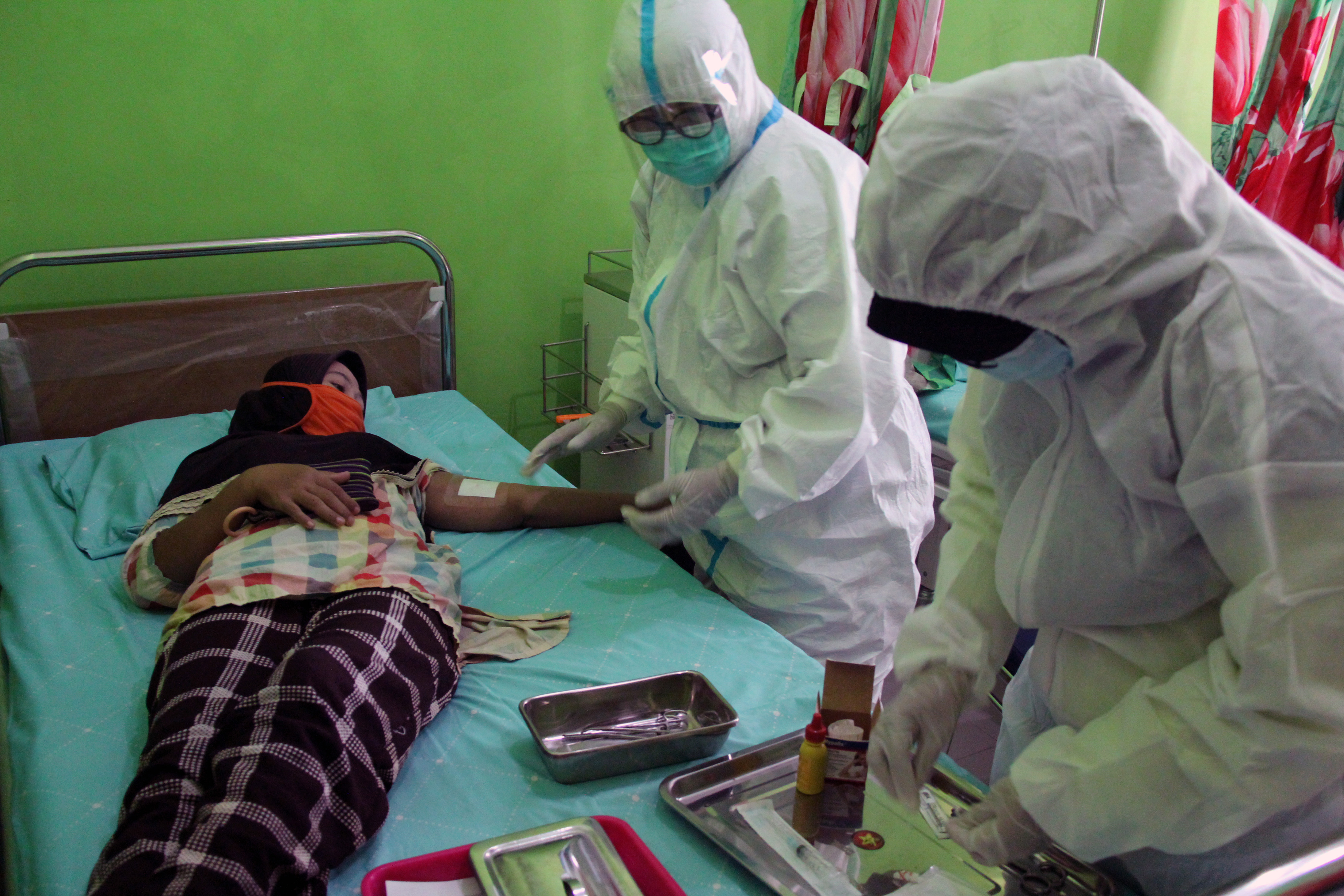 Petugas medis memasang alat kontrasepsi ke tubuh akseptor pada masa pandemi COVID-19 di Puskesmas Purnama Kota Dumai, 