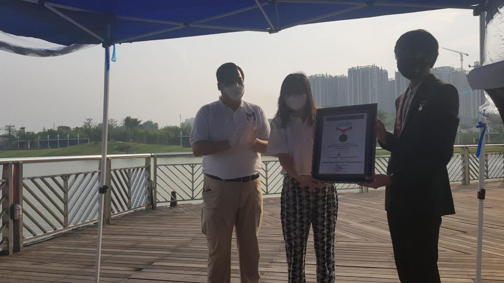 Penyerahan penghargaan MURI.