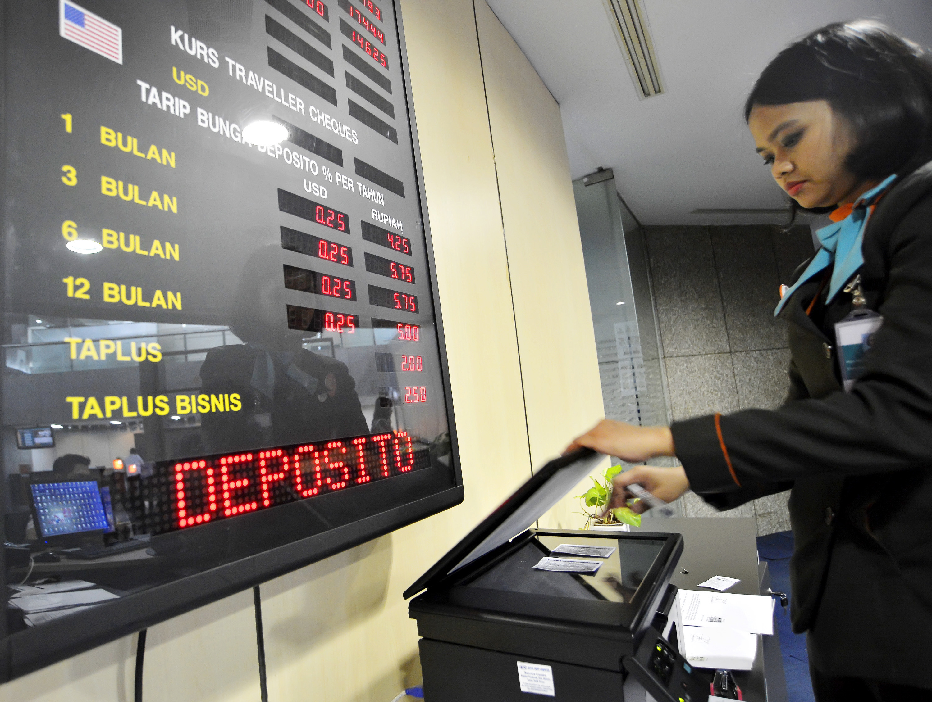 Ilustrasi Monitor penunjuk tarif bunga deposito yang dipajang di salah satu sudut Kantor BNI Pusat, Jakarta
