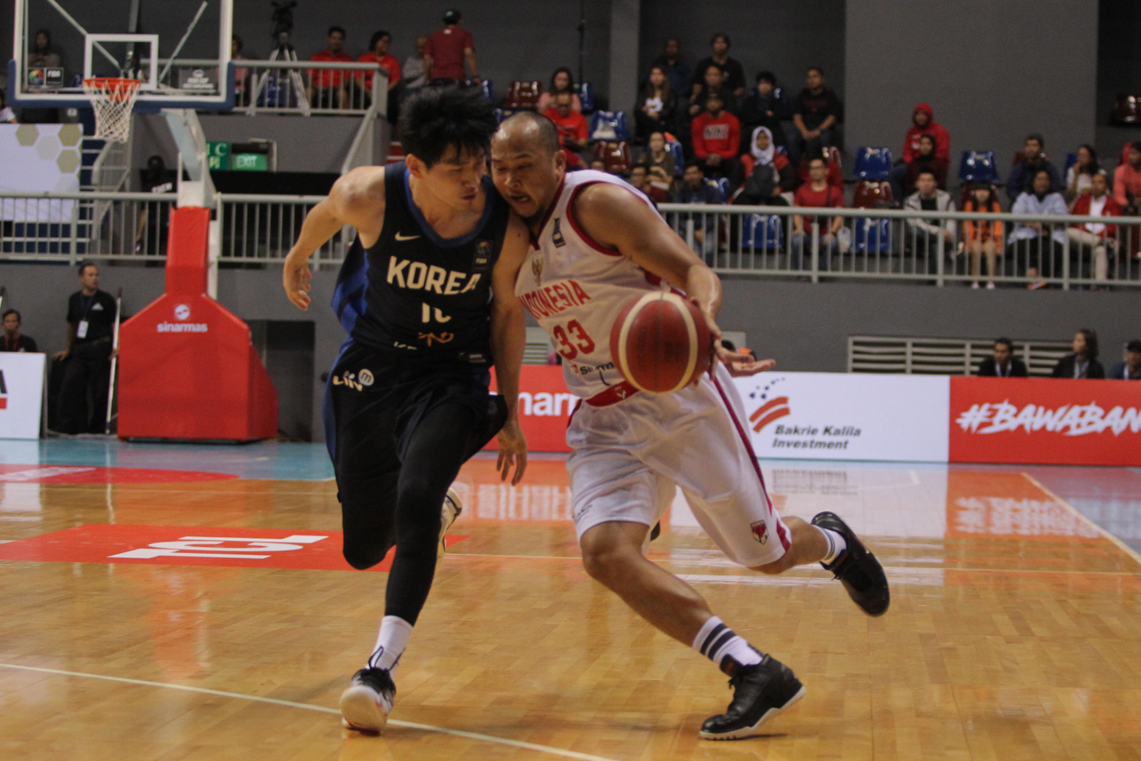 Pemain timnas Indonesia Arki Wisnu (kanan) berusaha melewati hadangan pemain Korsel di laga kualifikasi Grup A Piala Asia FIBA.