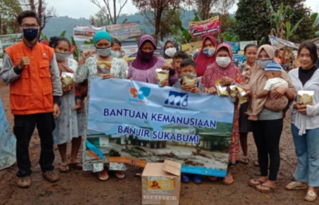 Solo Peduli bersama Keluarga Mahasiswa Teknik UMS salurkan bantuan untuk korban bencana banjir Sukabumi dan Cilacap.