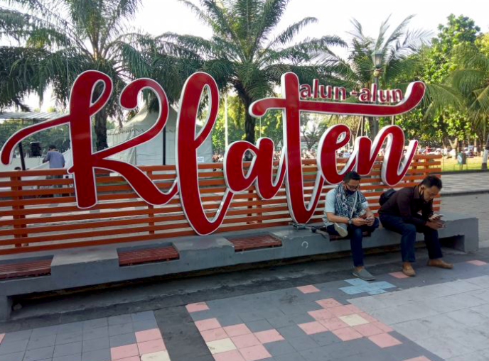 Dua warga mengenakan masker beraktivitas di alun-alun Klaten.