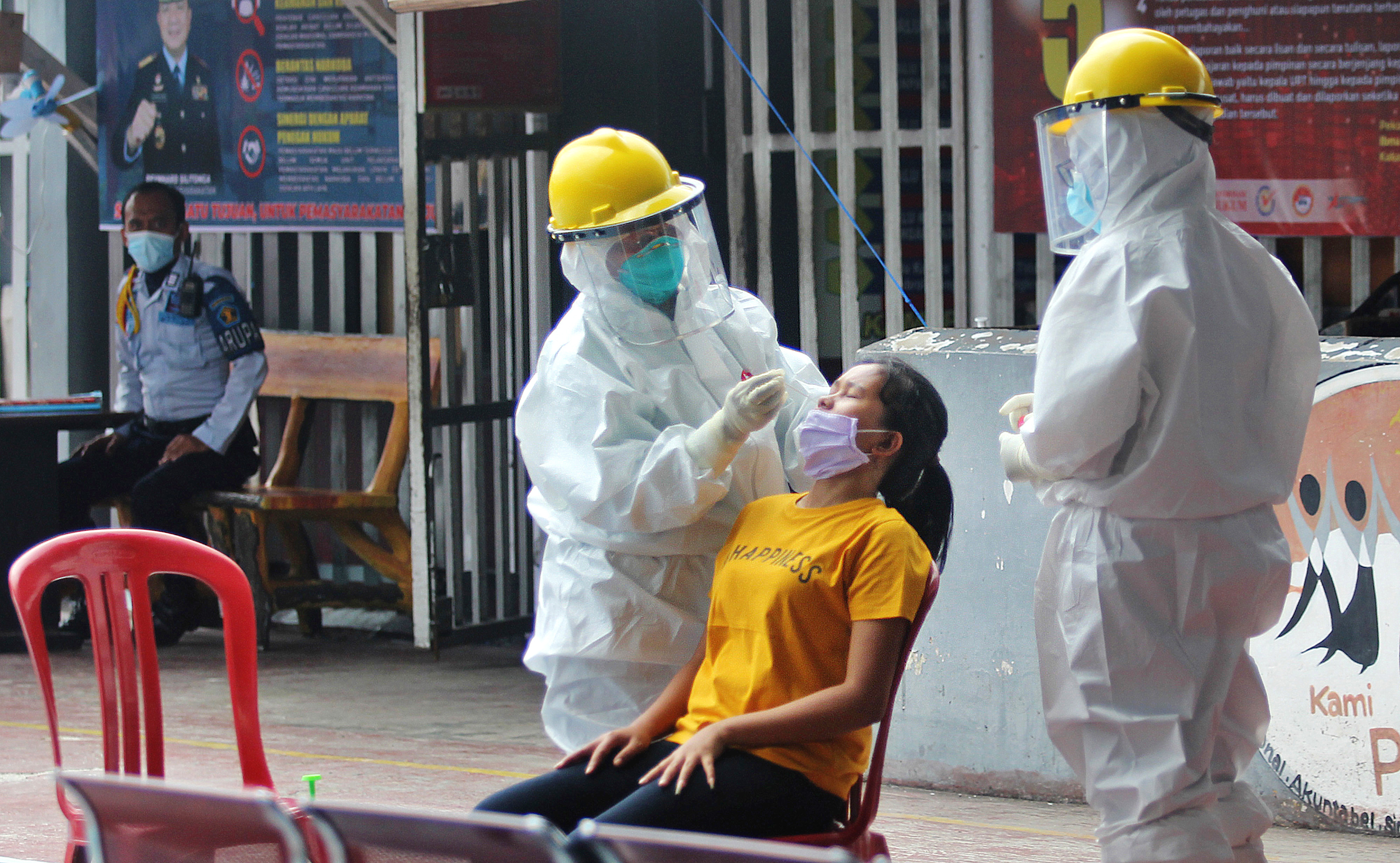 Petugas medis melakukan tes swab terhadap warga binaan di Rutan Kelas IIB Dumai.