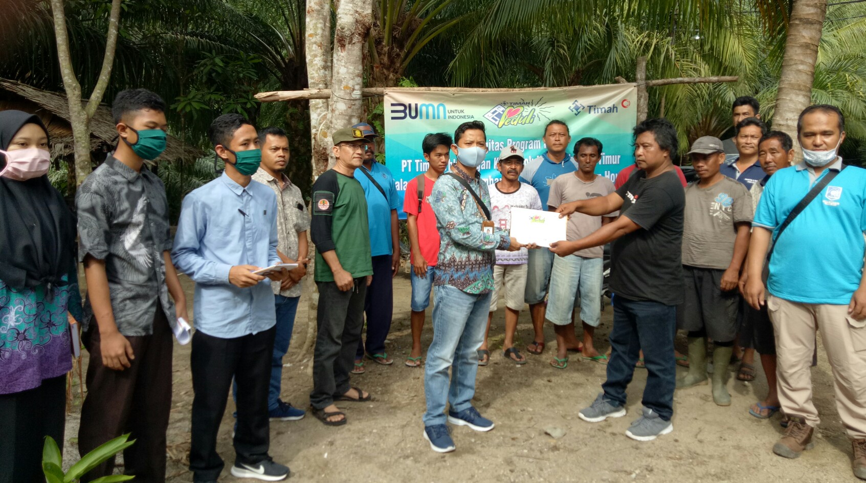 PT Timah menyerahkan bantuan untuk warga di Bangka Belitung