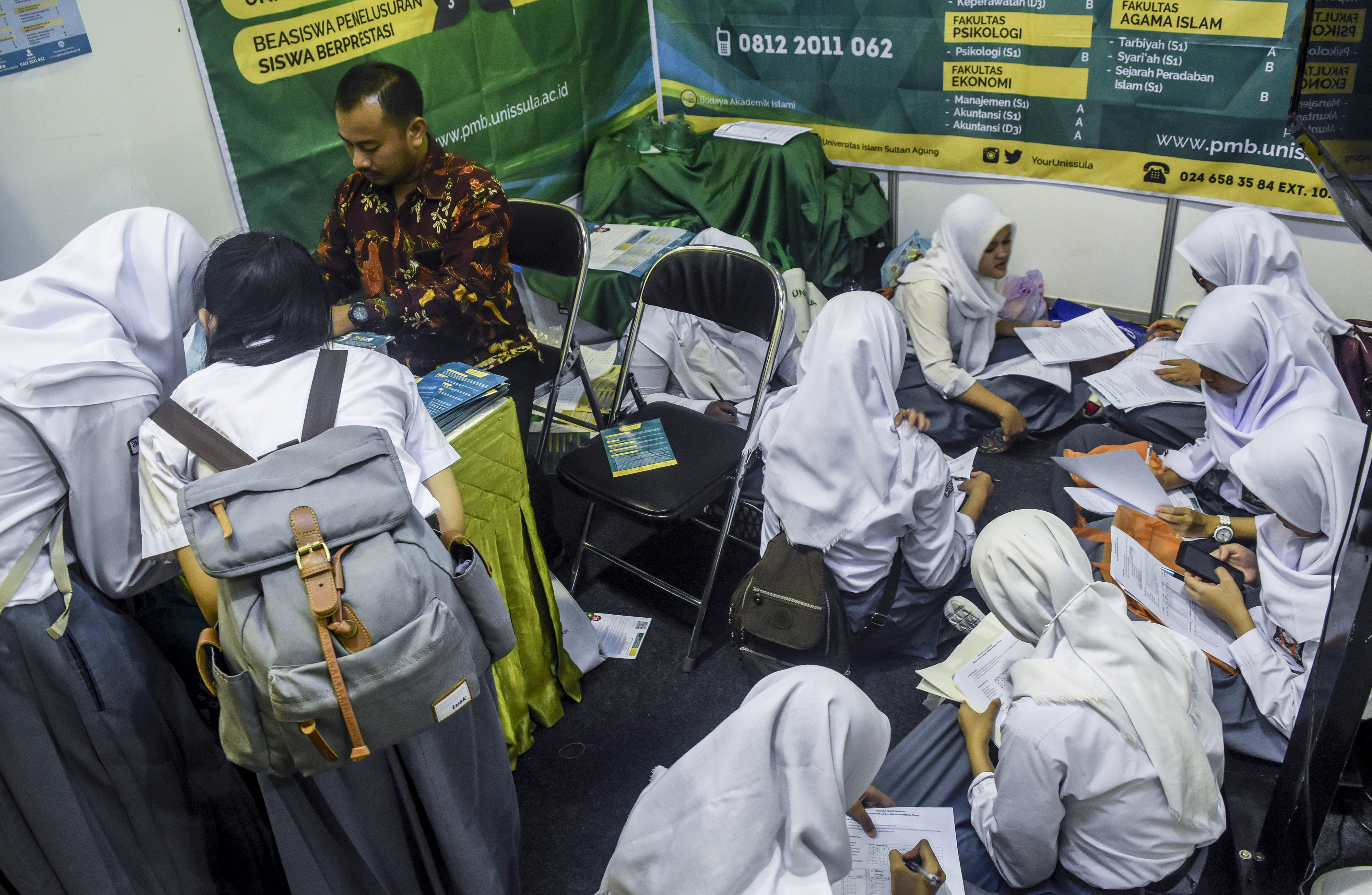 Sejumlah siswa mengisi formulir masuk ke perguruan tinggi, diprakarsai oleh Musyawarah Guru Bimbingan dan Konseling Provinsi DKI Jakarta.