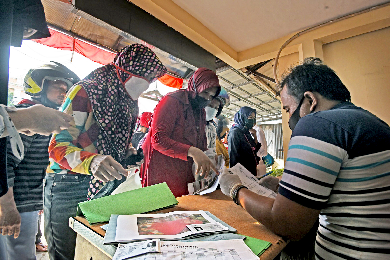 PENDAFTARAN BANPRES PUM: Sejumlah pelaku Usaha Kecil Menengah (UKM) antre untuk mendaftarkan diri menjadi calon penerima Banpres PUM.