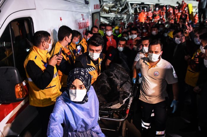 Petugas kesehatan Turki membawa korban meninggal dunia akibat gempa di Kota Izmir ke ambulans, Jumat (30/10).  