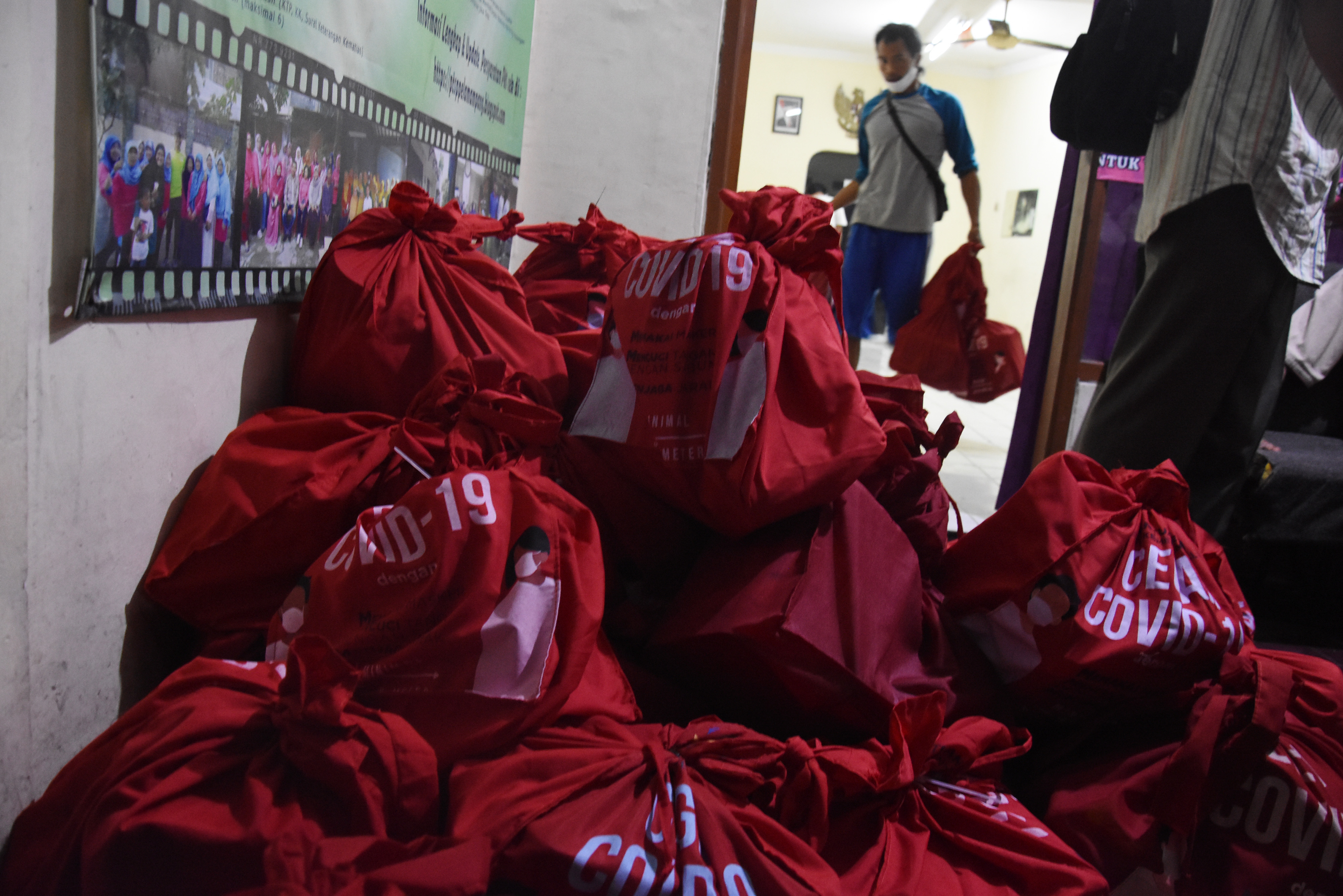 Penyaluran bansos di Jakarta