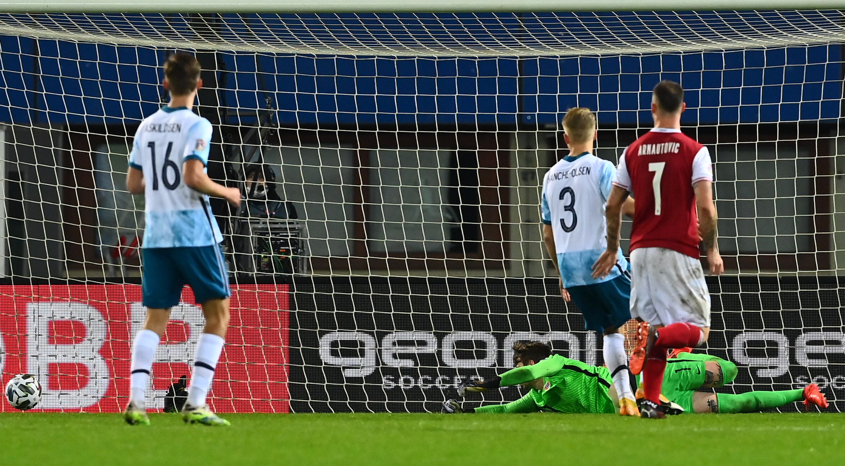 Austria mencetak gol ke gawang Norwegia di laga Liga Negara UEFA